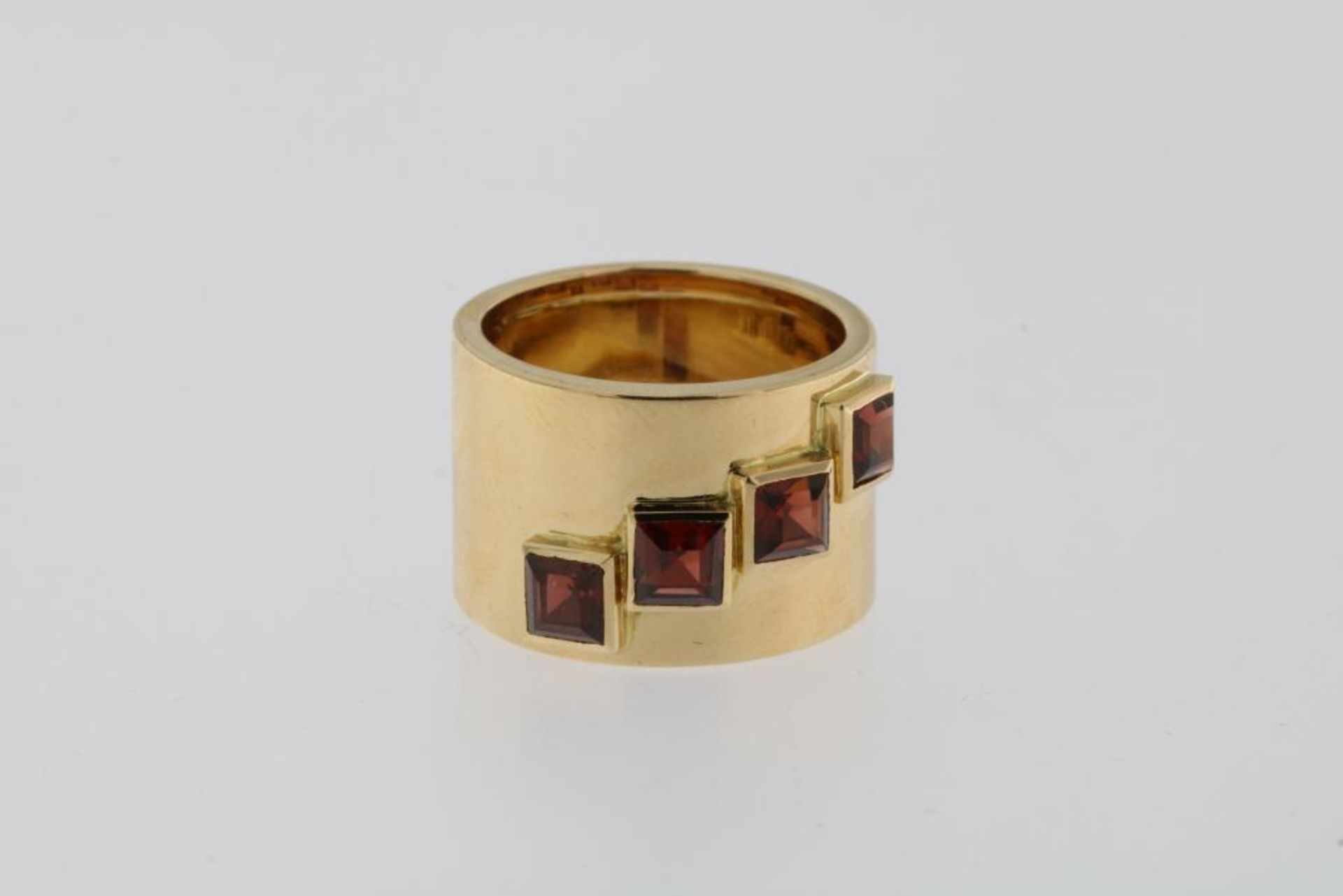 A rose gold ring set with four garnets, Binder, 585/000, gross w. 9.3gr, seize 16.5.Een roségouden
