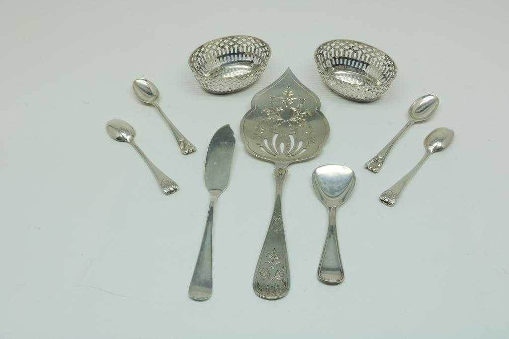 Lot div. silver, ao. two baskets, 835/000, gross w. 185gr.Lot div. zilver, wo. twee kandijbakjes,