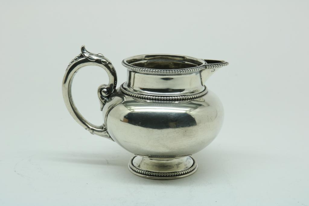 A silver tea service with beaded edge, Dutch, mm Van Kempen, Voorschoten, dl 1880, 835/000, gross w. - Image 4 of 7