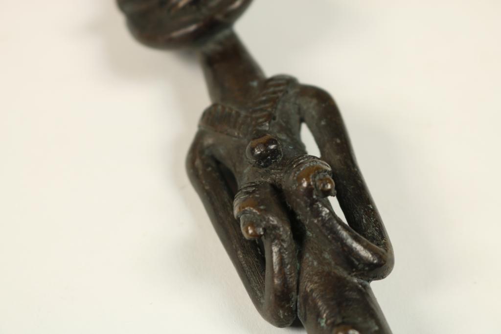 Two Nigerian cast brass Edan staff heads of the Yoruba people, h. 22 cm.Stel bronzen Edan stafjes - Image 4 of 6