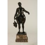 Bronzen sculptuur van boer met fruittros op marmeren voet, h. 26 cm.