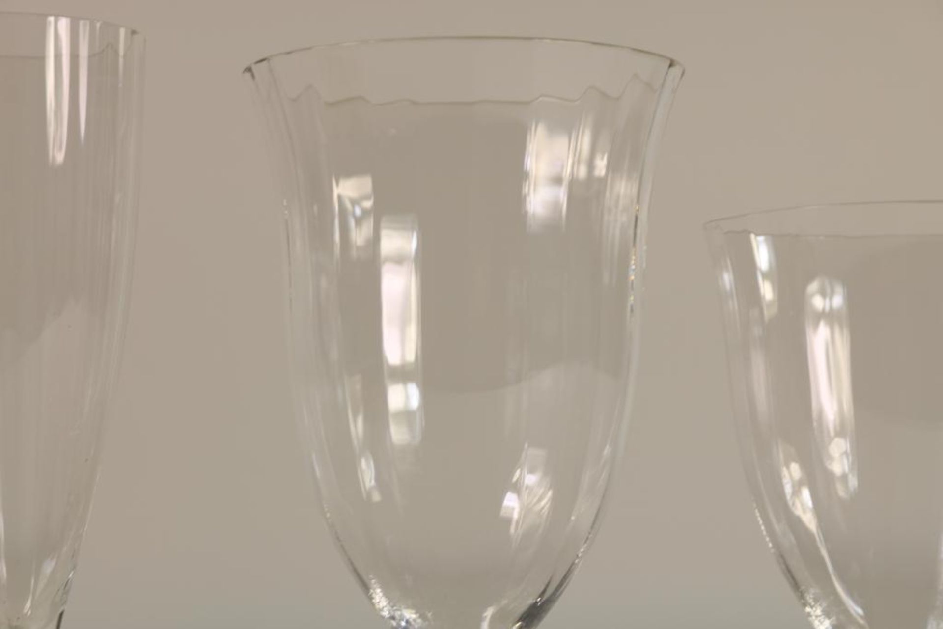 Serie van 35 kristallen glazen met geribte kelk, w.o. champagne, wijn en waterglazen. - Bild 3 aus 3