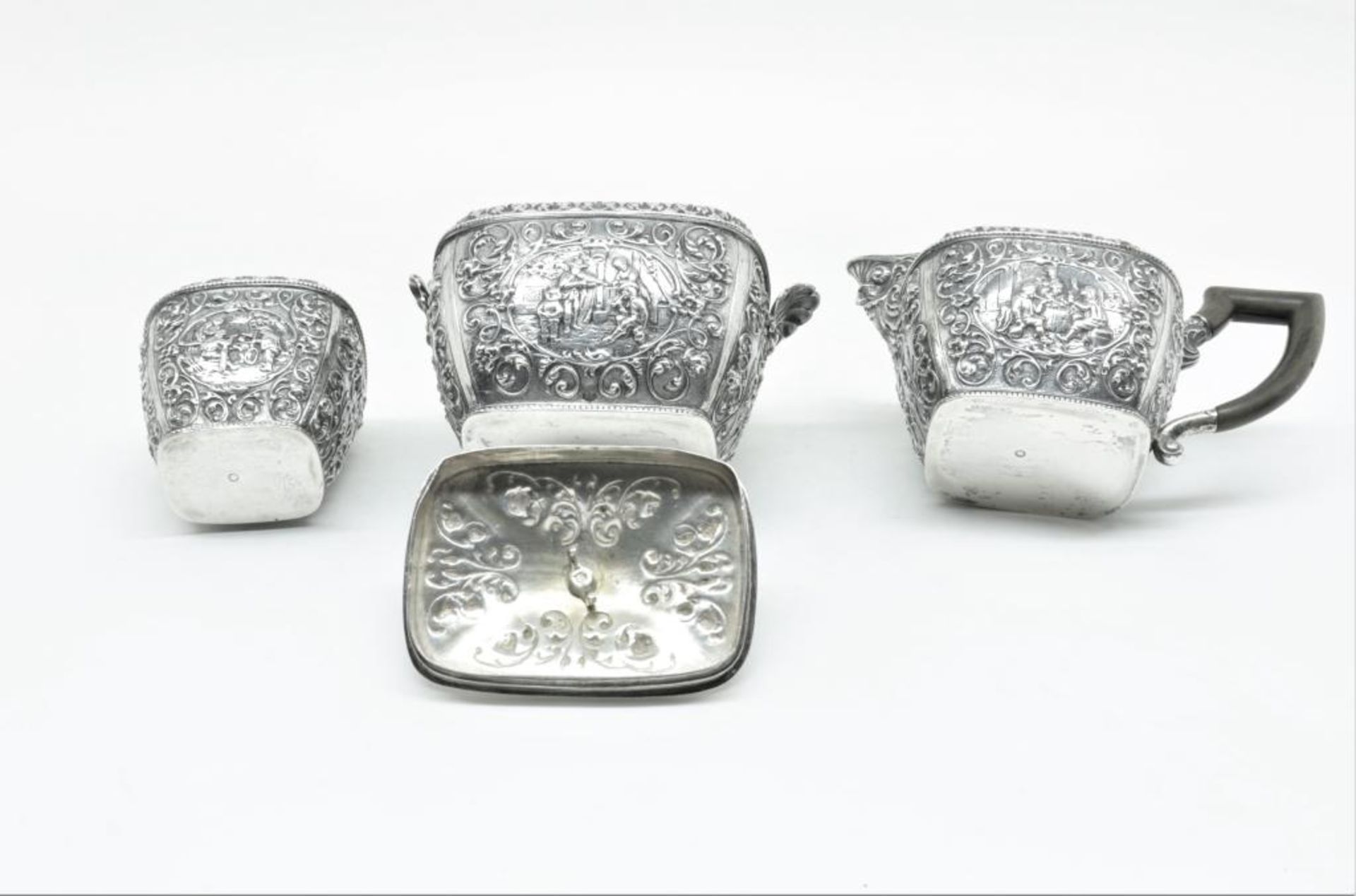 Een driedelige zilveren roomset met Oud-Hollands taferelen, mt Schoorl/firma Dahlia, Amsterdam, jl - Bild 3 aus 4
