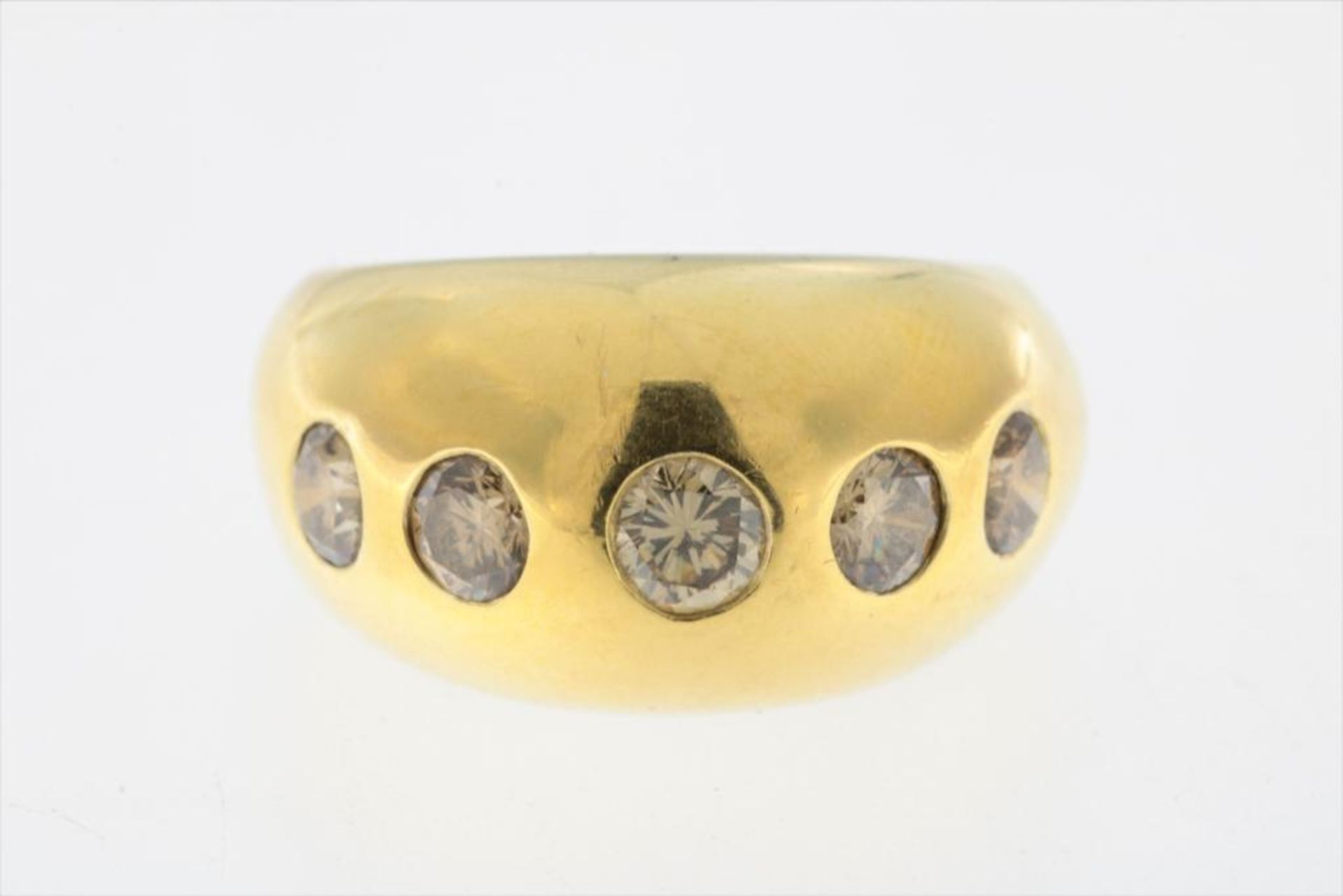 Een geelgouden bolle ring met briljant geslepen champagne kleurige diamanten, totaal ca. 1,15 ct, - Bild 2 aus 4