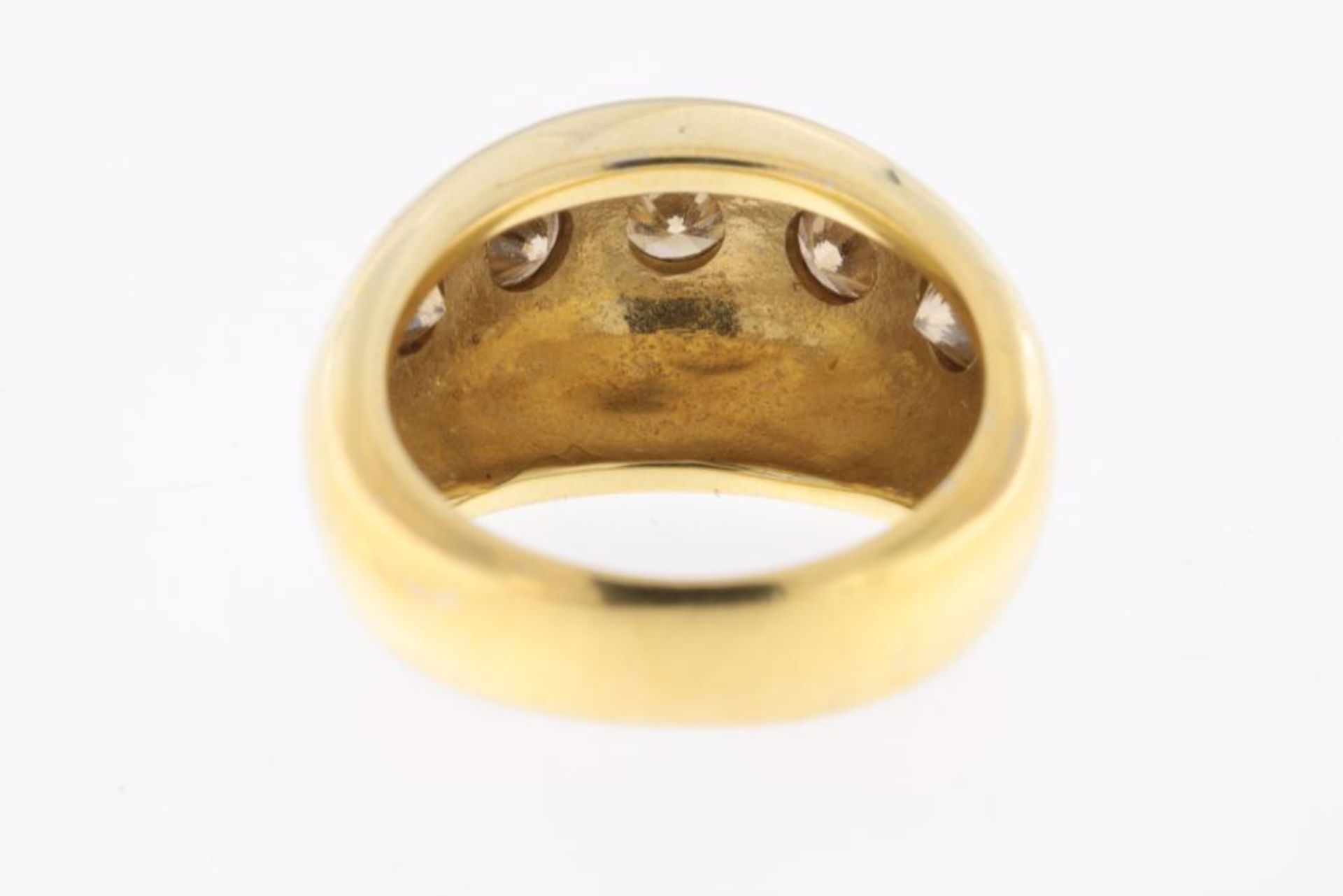 Een geelgouden bolle ring met briljant geslepen champagne kleurige diamanten, totaal ca. 1,15 ct, - Bild 3 aus 4