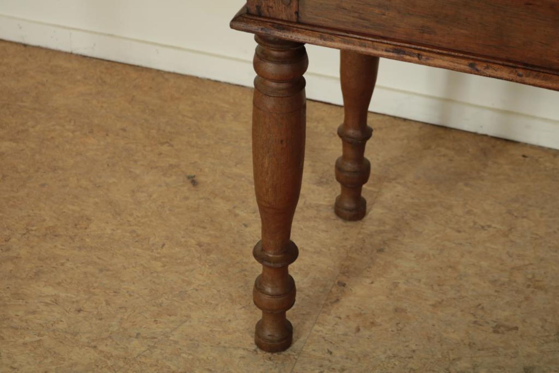 Eiken side table, met 1 lade, 18e eeuw, h. 75 br. 149 d. 49 cm. - Bild 3 aus 3