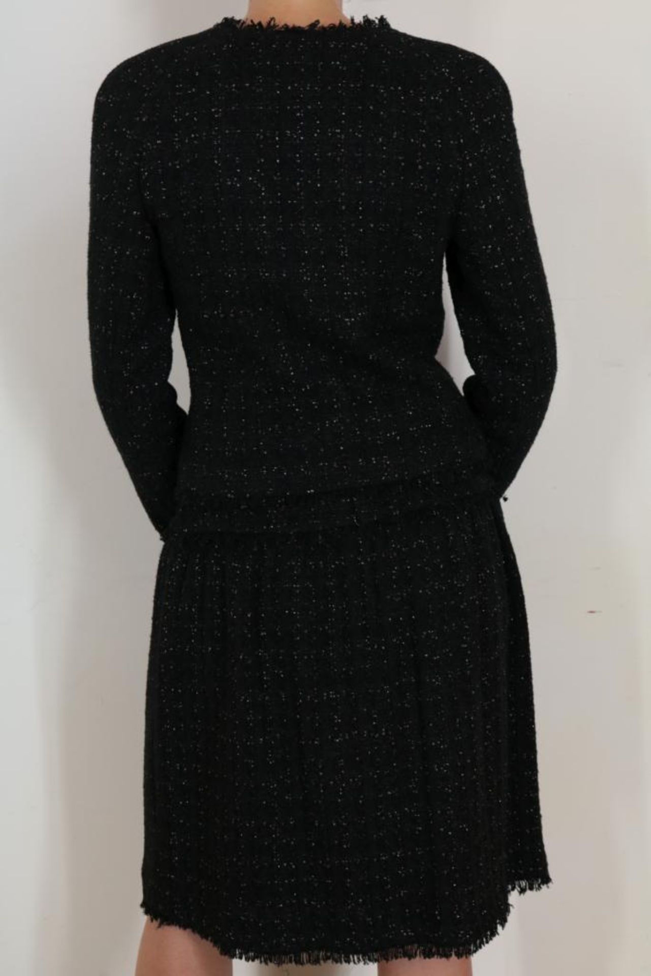 Zwart Chanel tweed mantelpak bestaande uit jasje afgezet met rafels, en Chanel knopen en kokerrokje, - Bild 4 aus 5