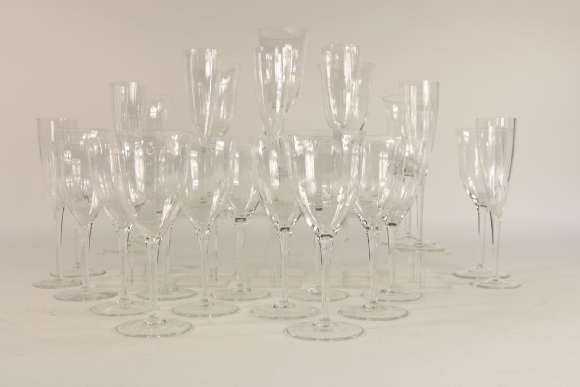 Serie van 35 kristallen glazen met geribte kelk, w.o. champagne, wijn en waterglazen.