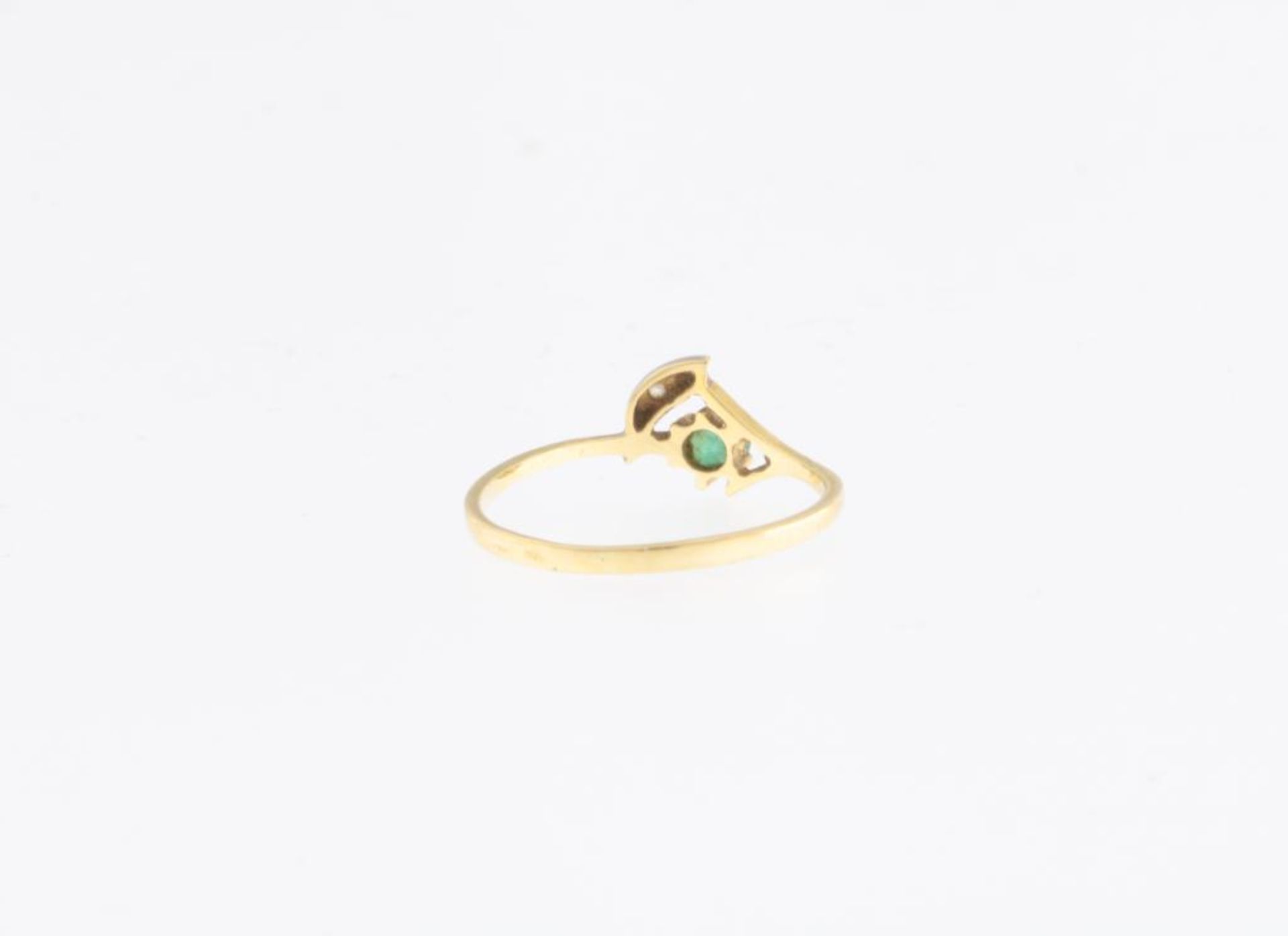 Een geelgouden ring bezet met diamant en smaragd, 750/000, maat 17,5. - Bild 4 aus 4