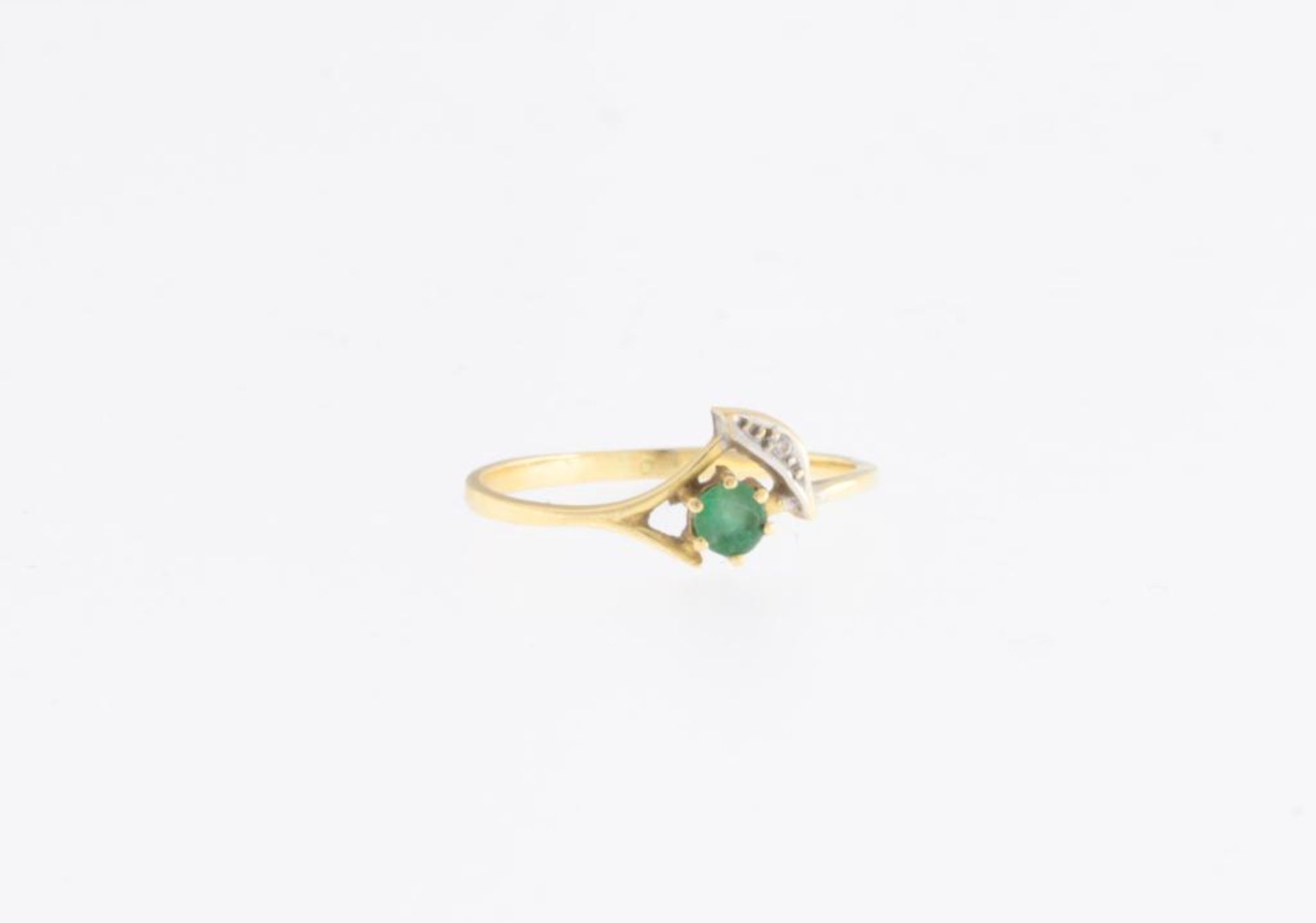 Een geelgouden ring bezet met diamant en smaragd, 750/000, maat 17,5.