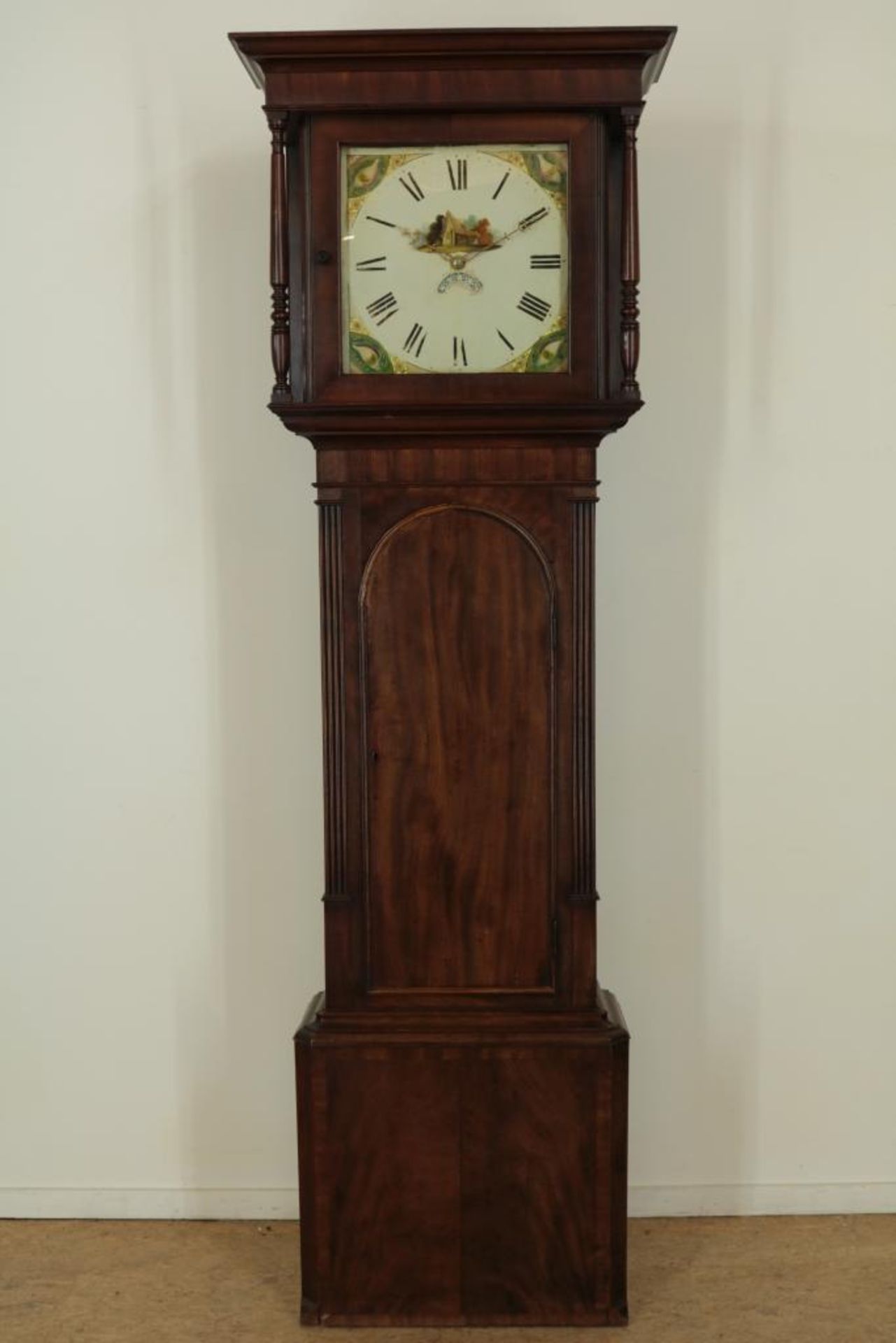 Staand horloge met beschilderde wijzerplaat en beschilderde slinger in mahonie kast, Engeland ca.