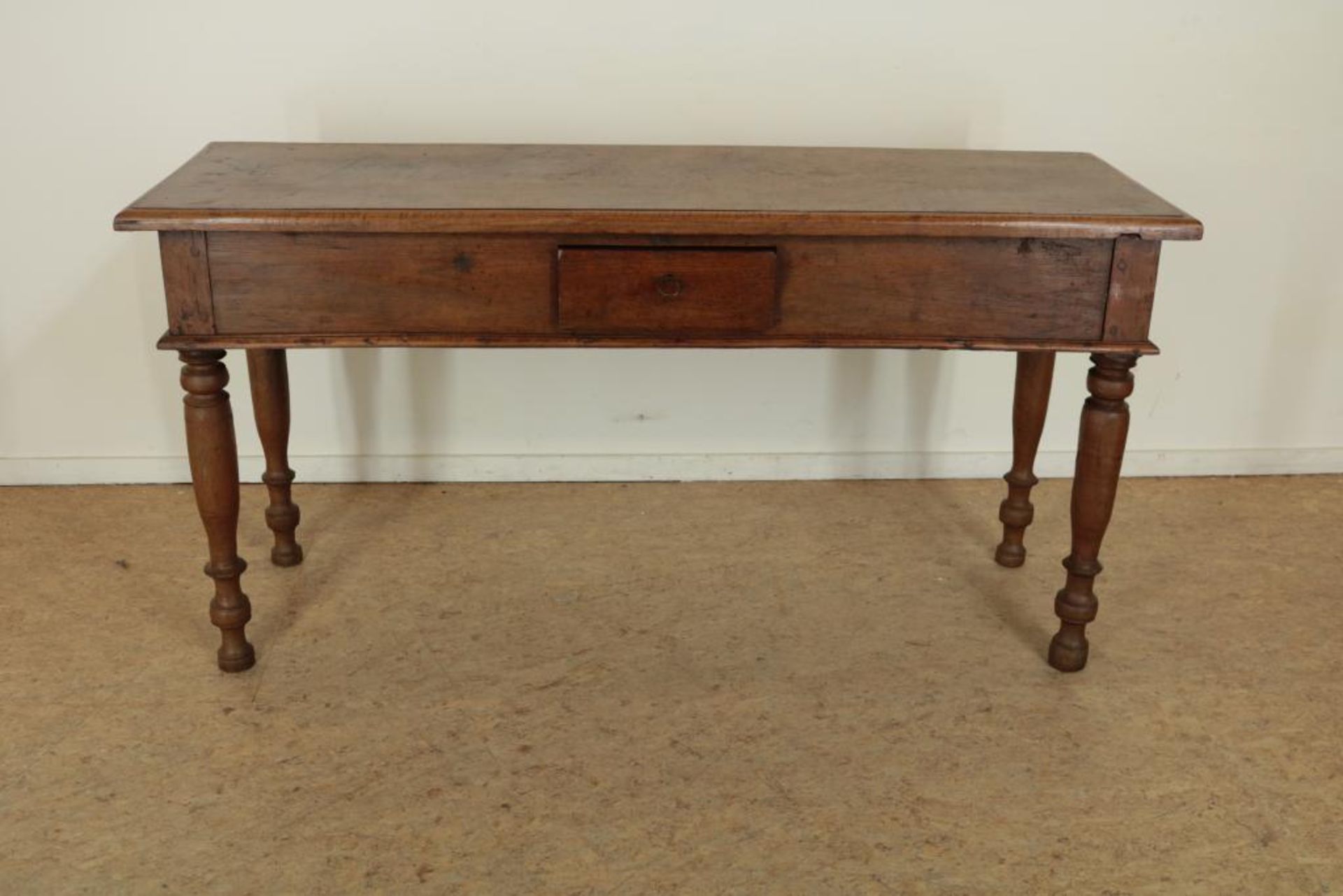 Eiken side table, met 1 lade, 18e eeuw, h. 75 br. 149 d. 49 cm.