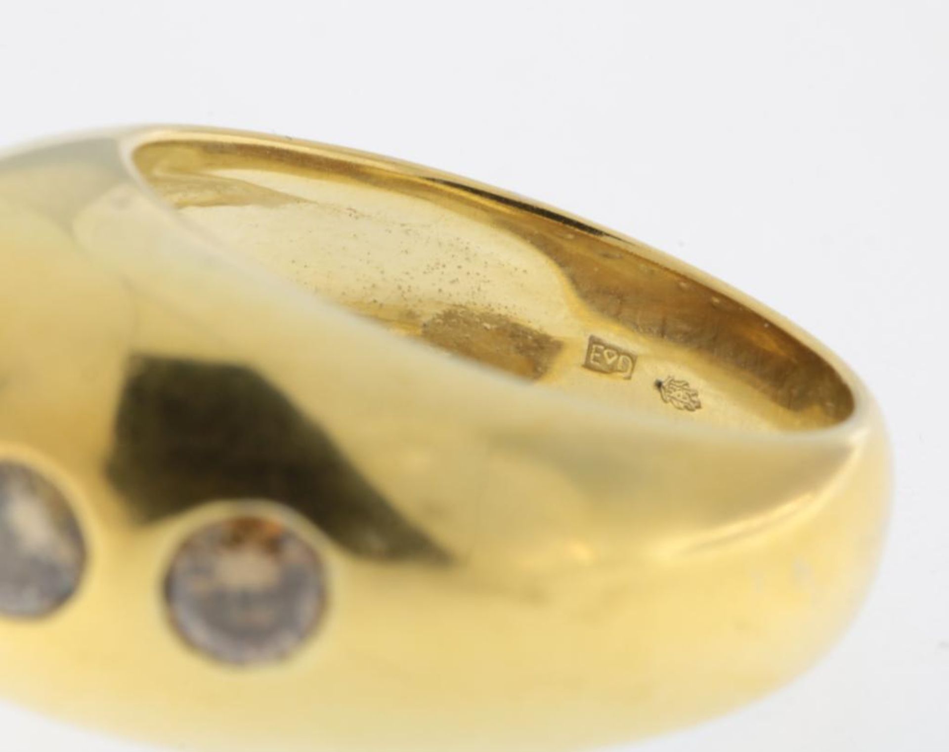 Een geelgouden bolle ring met briljant geslepen champagne kleurige diamanten, totaal ca. 1,15 ct, - Bild 4 aus 4