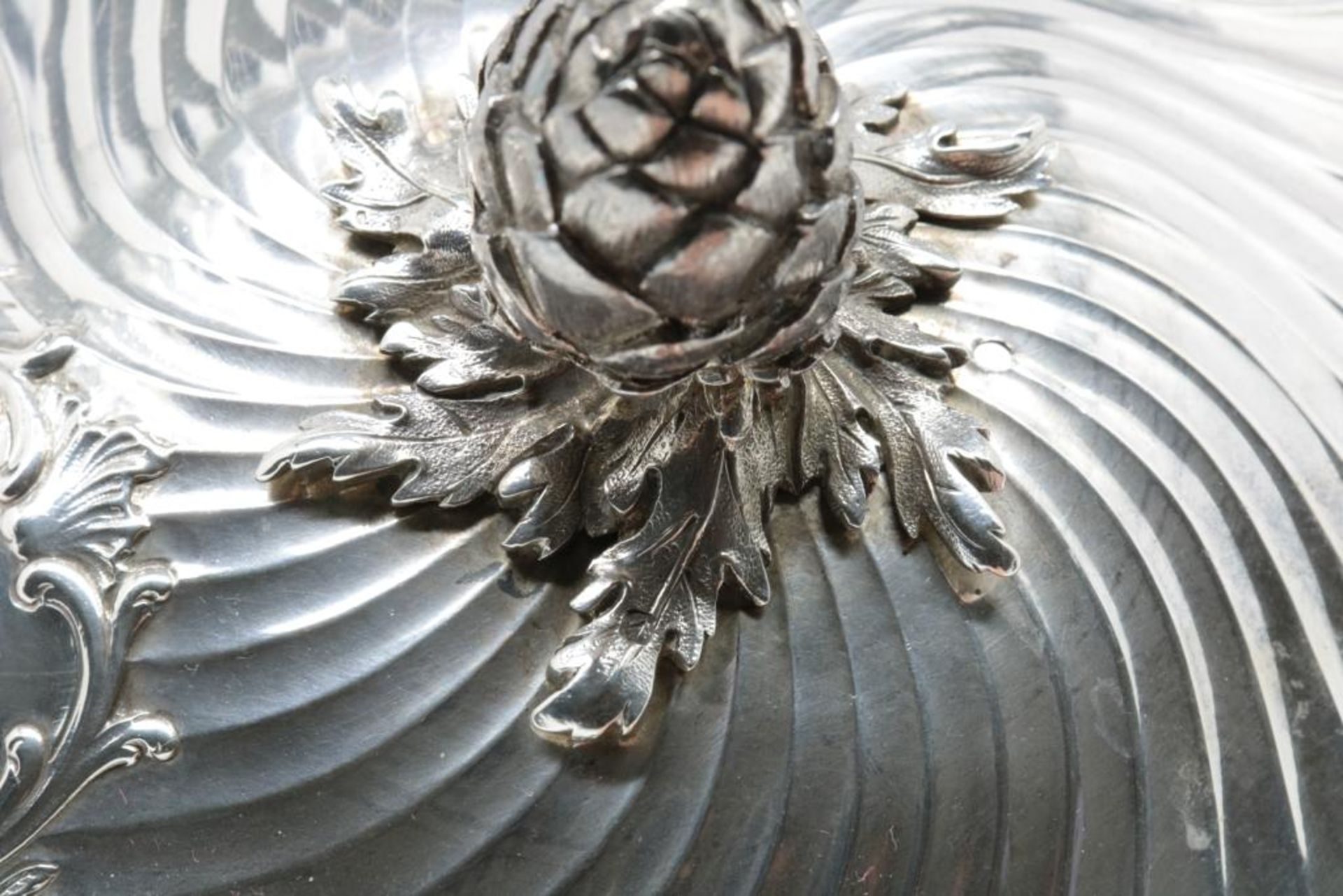 Twee zilveren dekselschalen met losse binnenbakken en verschillen dekselknoppen, Neo-Rococo, mt - Bild 9 aus 11
