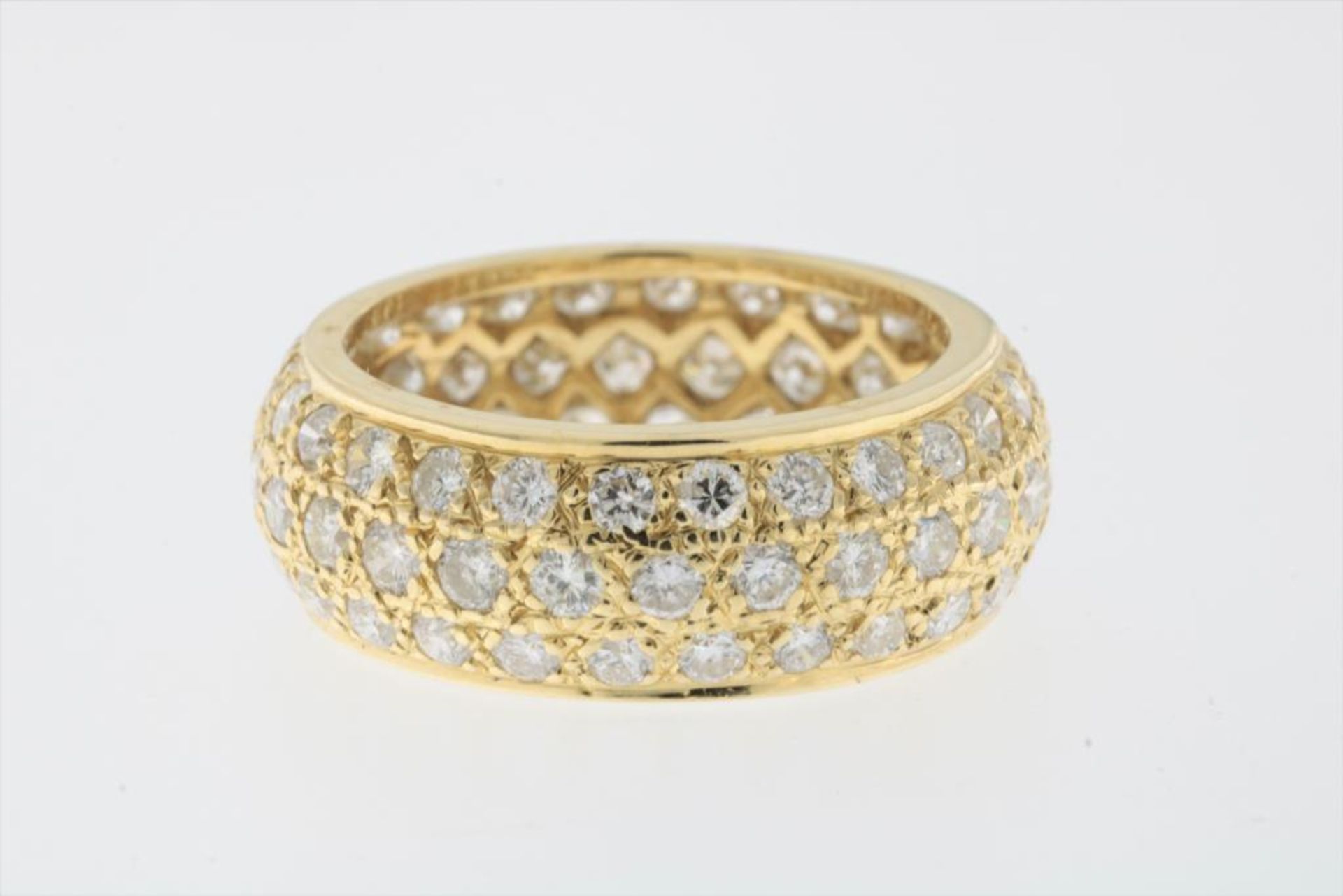 Een geelgouden ring rondom bezet met briljant geslepen diamanten, totaal ca. 2,50 ct, Si-P, 585/000,