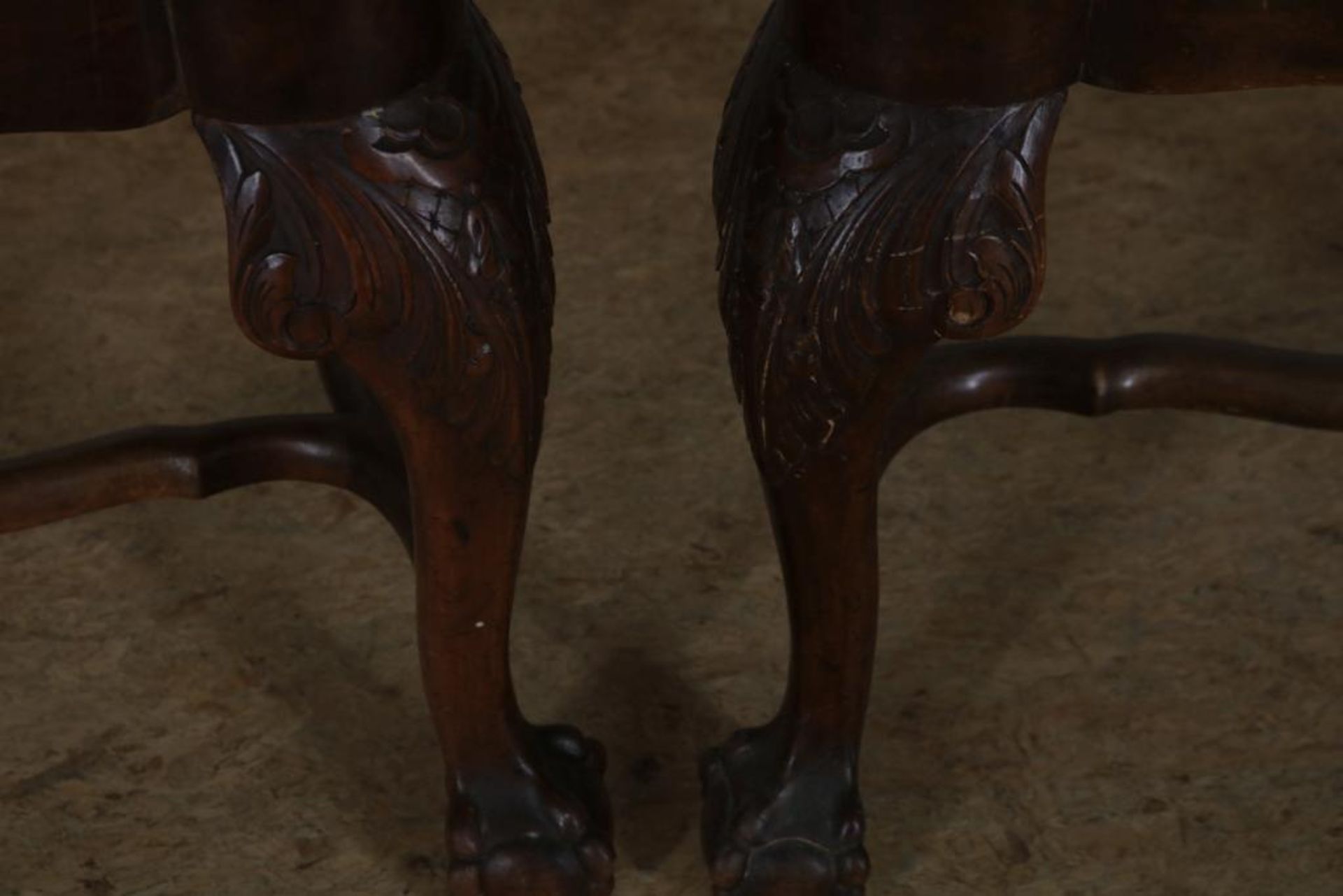 Serie van 5 noten Chippendale-stijl stoelen, w.o. 1 armstoel met schelpmotieven en tijgerprint - Bild 4 aus 4