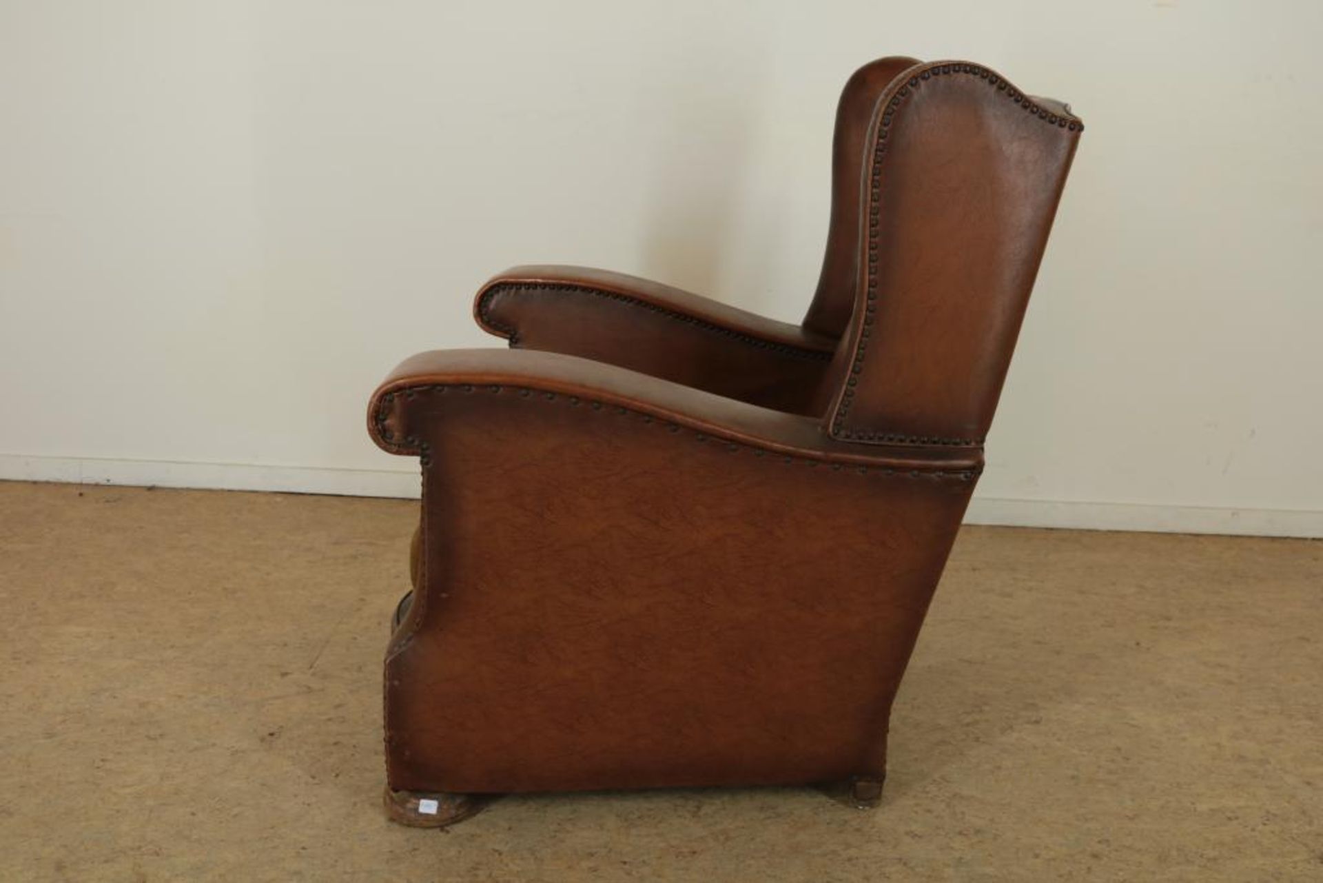 Bruinlederen Art Deco heren oorfauteuil met groen velourse kussen. - Bild 4 aus 4