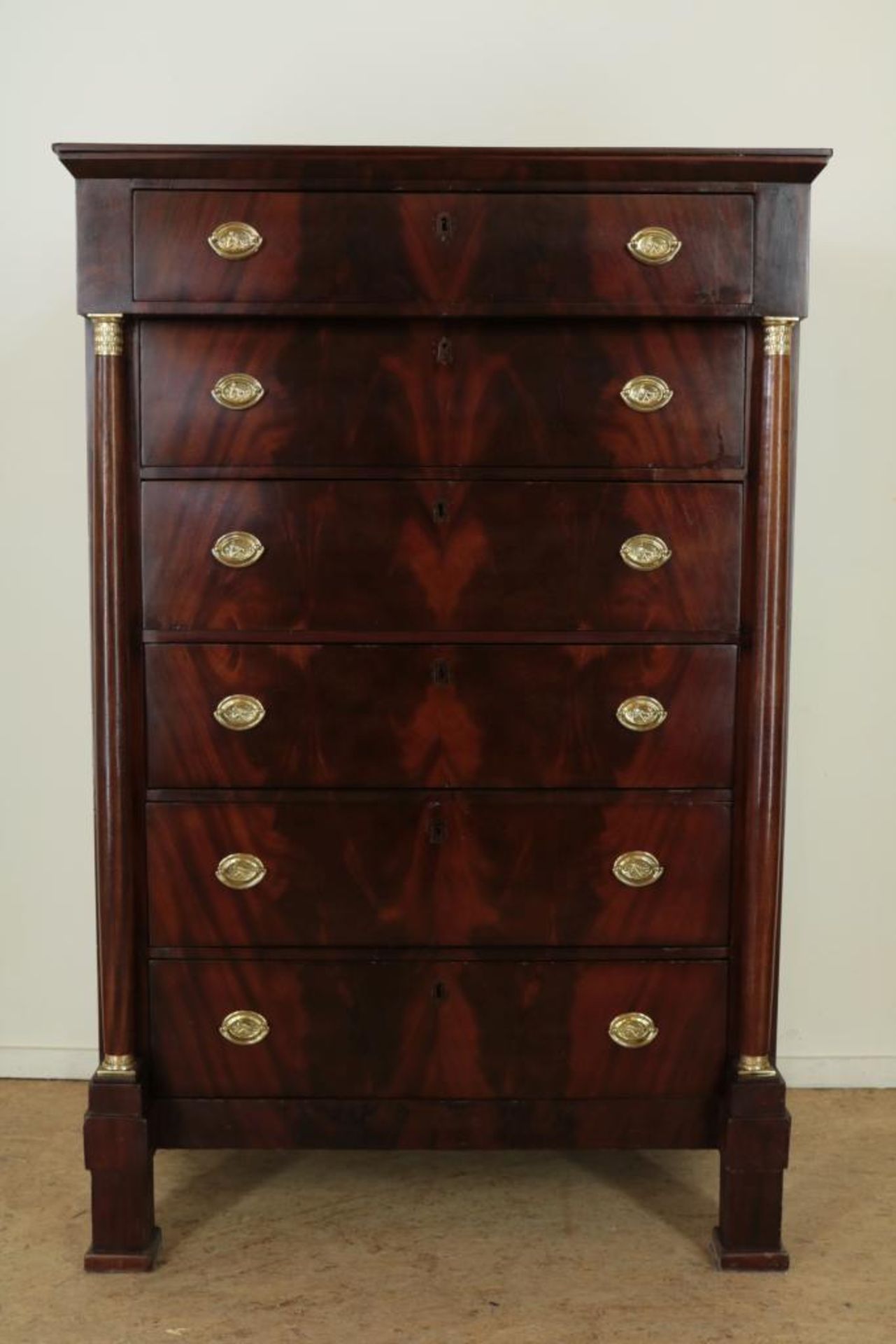 Mahonie Empire chiffoniere met 6 laden, ca. 1820, h. 153, br. 101, d. 50 cm.