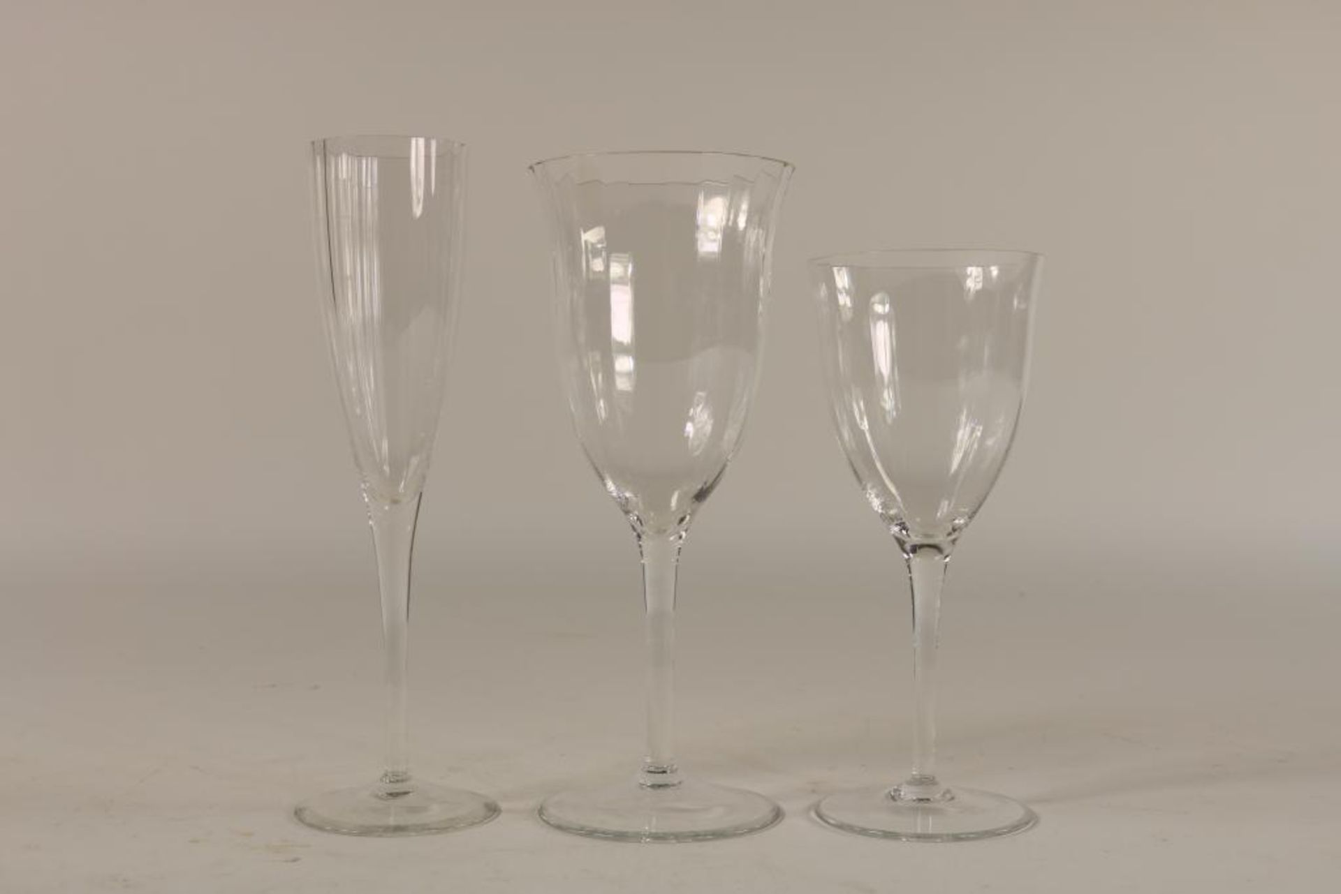 Serie van 35 kristallen glazen met geribte kelk, w.o. champagne, wijn en waterglazen. - Bild 2 aus 3