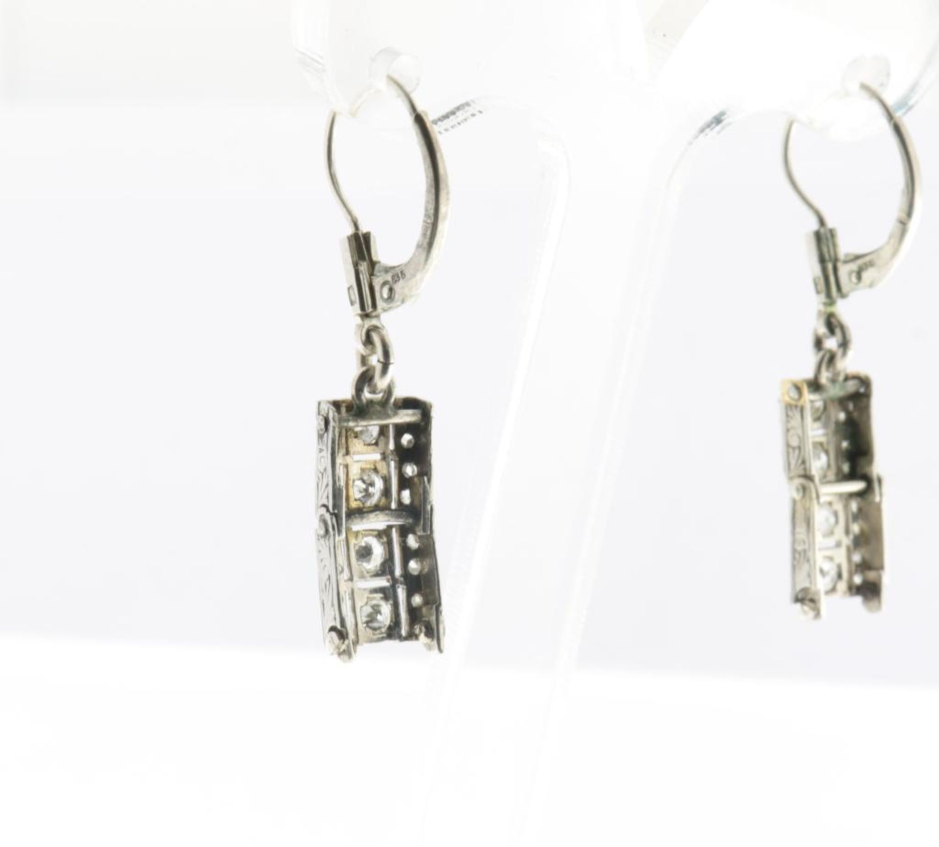 Een paar BWG platina oorbellen bezet met diamant en zilveren haken,900/000 en 835/000, br.gew. 3 gr, - Bild 2 aus 2