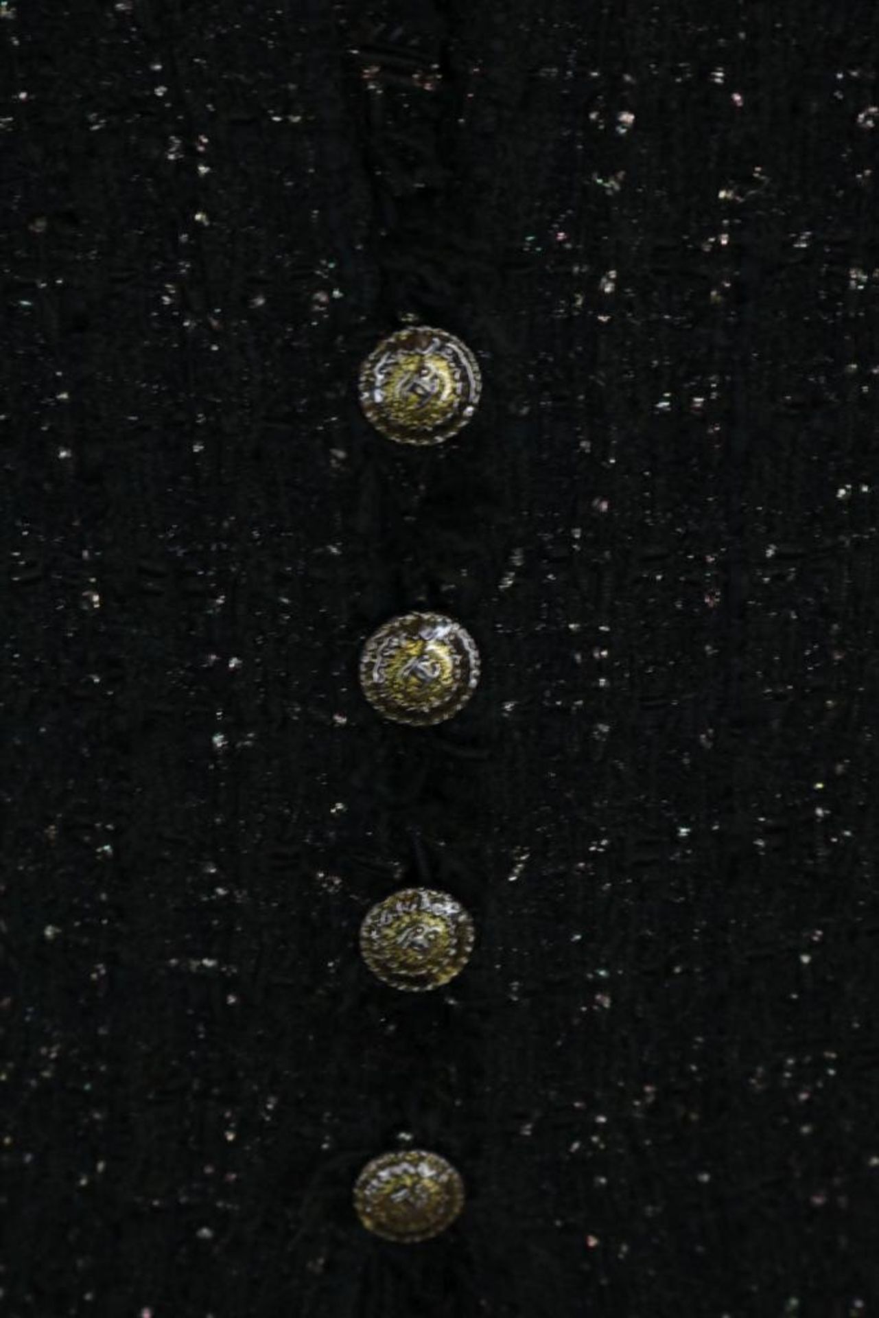 Zwart Chanel tweed mantelpak bestaande uit jasje afgezet met rafels, en Chanel knopen en kokerrokje, - Bild 2 aus 5