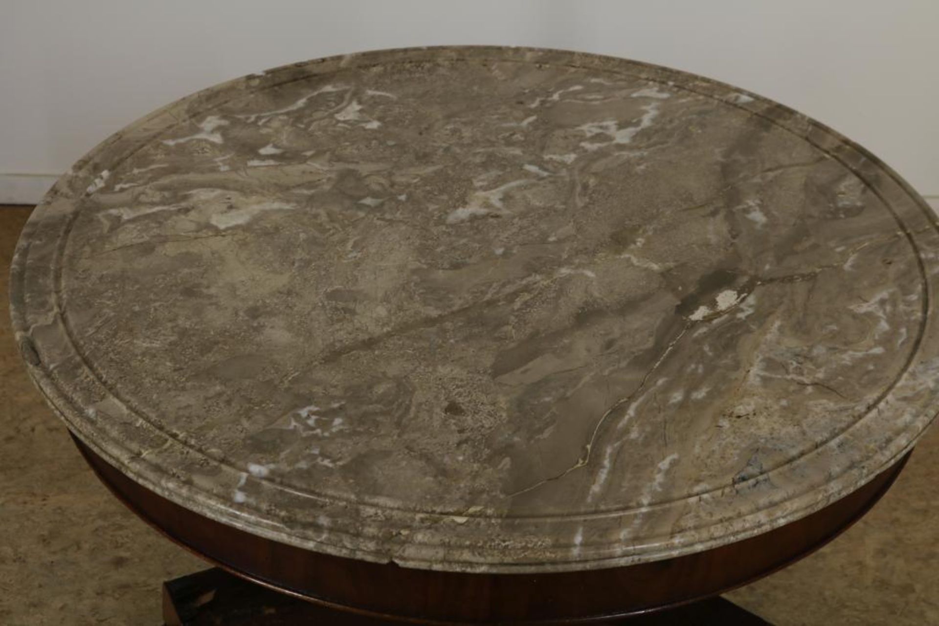 Mahonie ronde salontafel onder marmeren blad rustend op klauwpoten, 19e eeuw, h. 52, diam. 100 - Bild 2 aus 4
