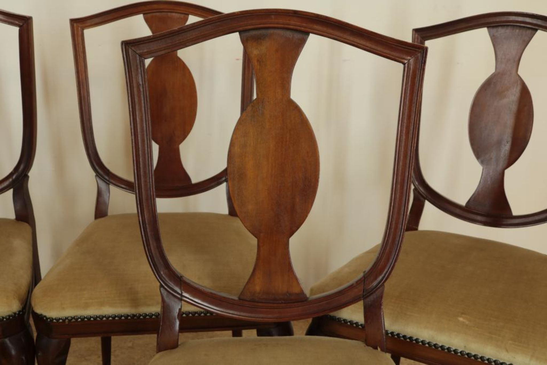 Serie van 6 mahonie stoelen met opgewerkte leuning en groen velourse zitting. - Bild 2 aus 4