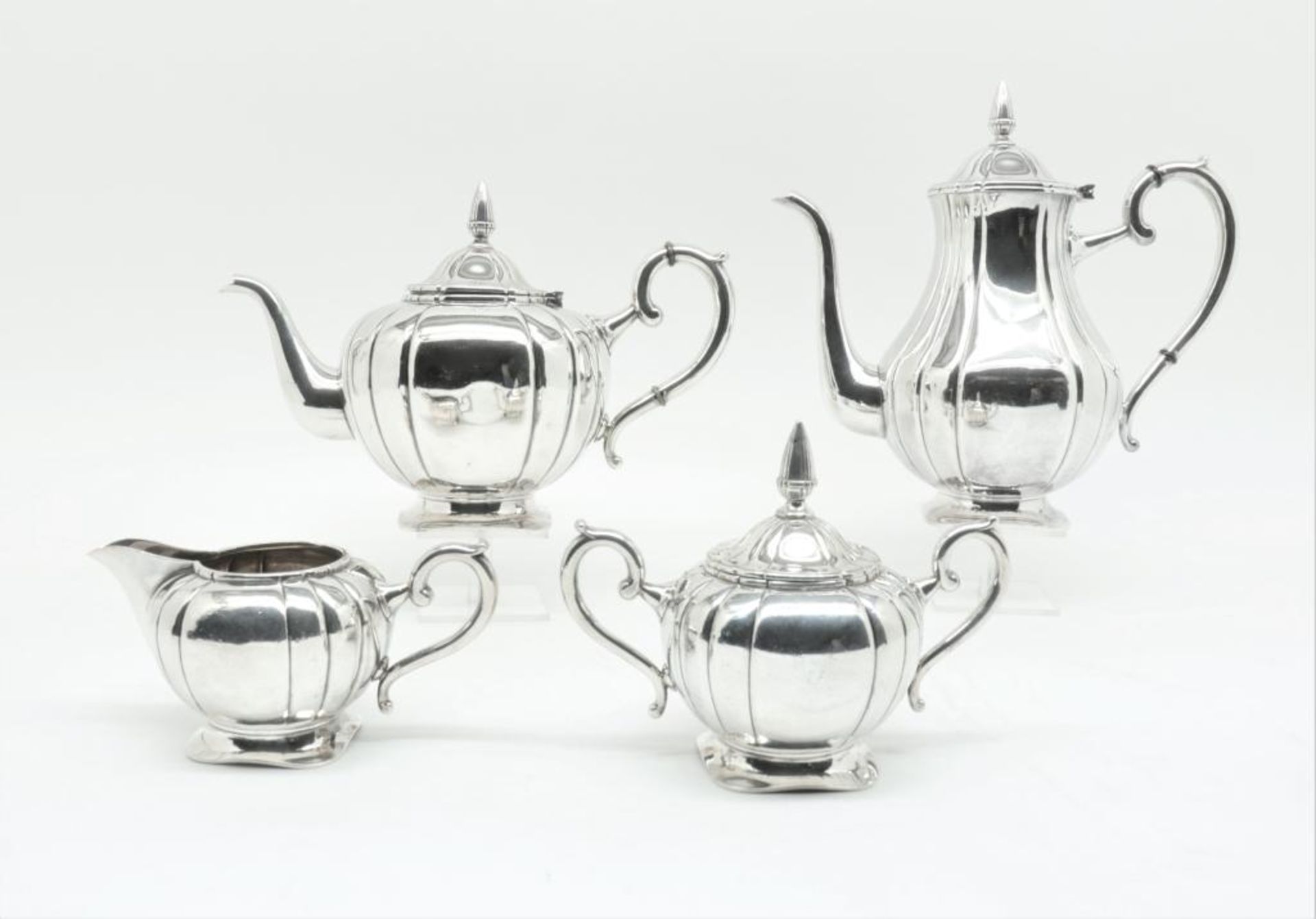 Een vierdelig zilveren koffie en thee servies, 20e eeuw, 925/000, br.gew. 1516 gr, hoogte 26 cm.