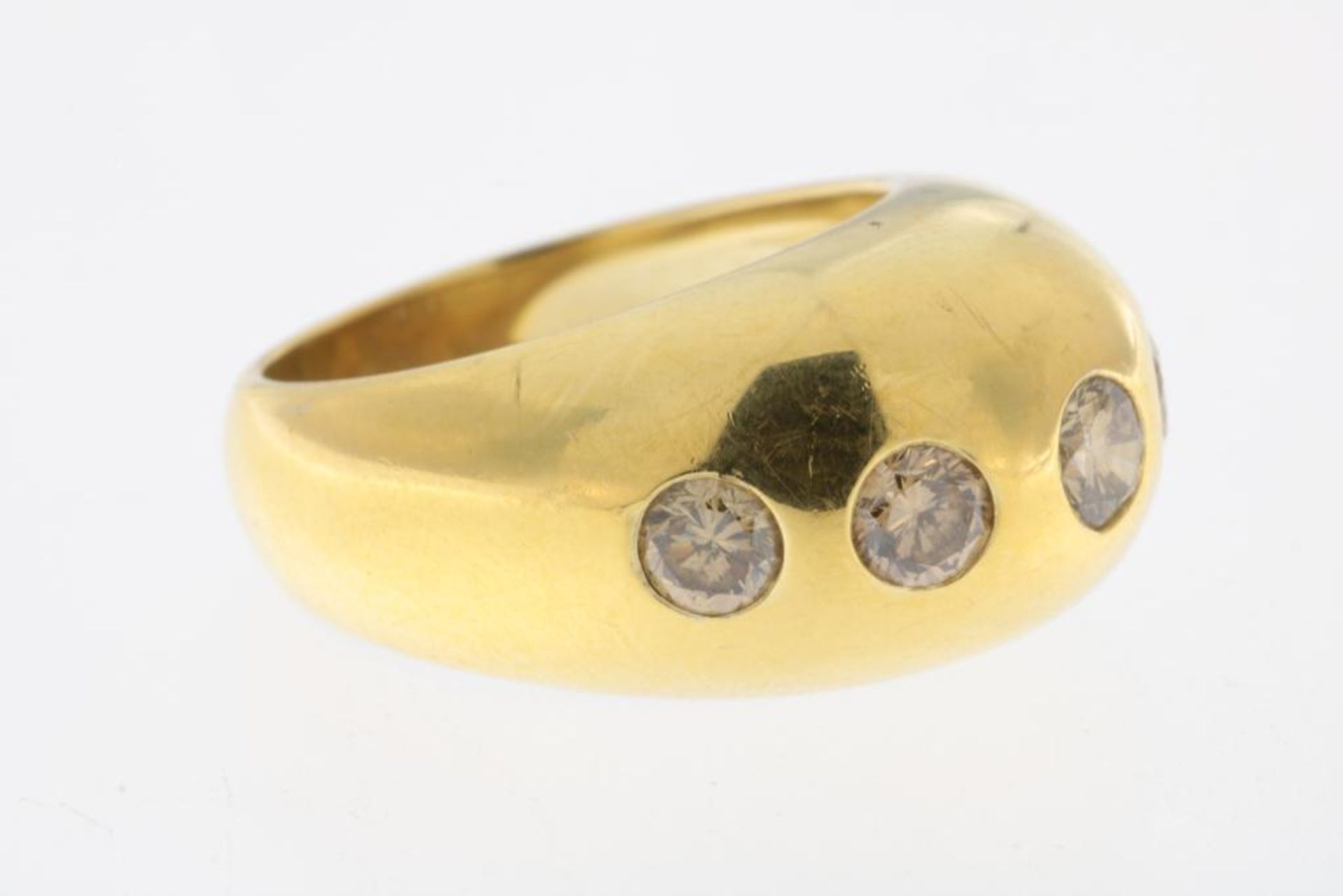 Een geelgouden bolle ring met briljant geslepen champagne kleurige diamanten, totaal ca. 1,15 ct,