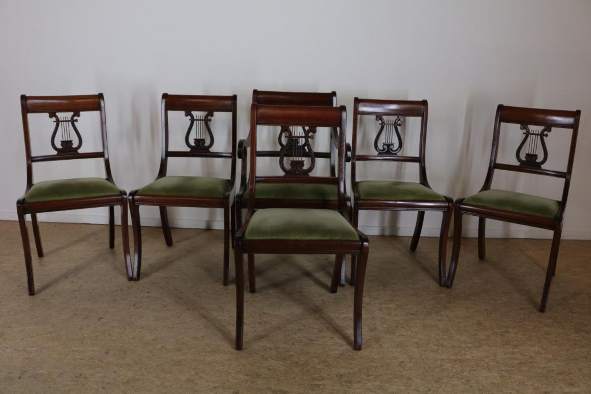 Serie van 6 mahonie stoelen met harpleuning en groen velourse zitting, w.o. armstoel.