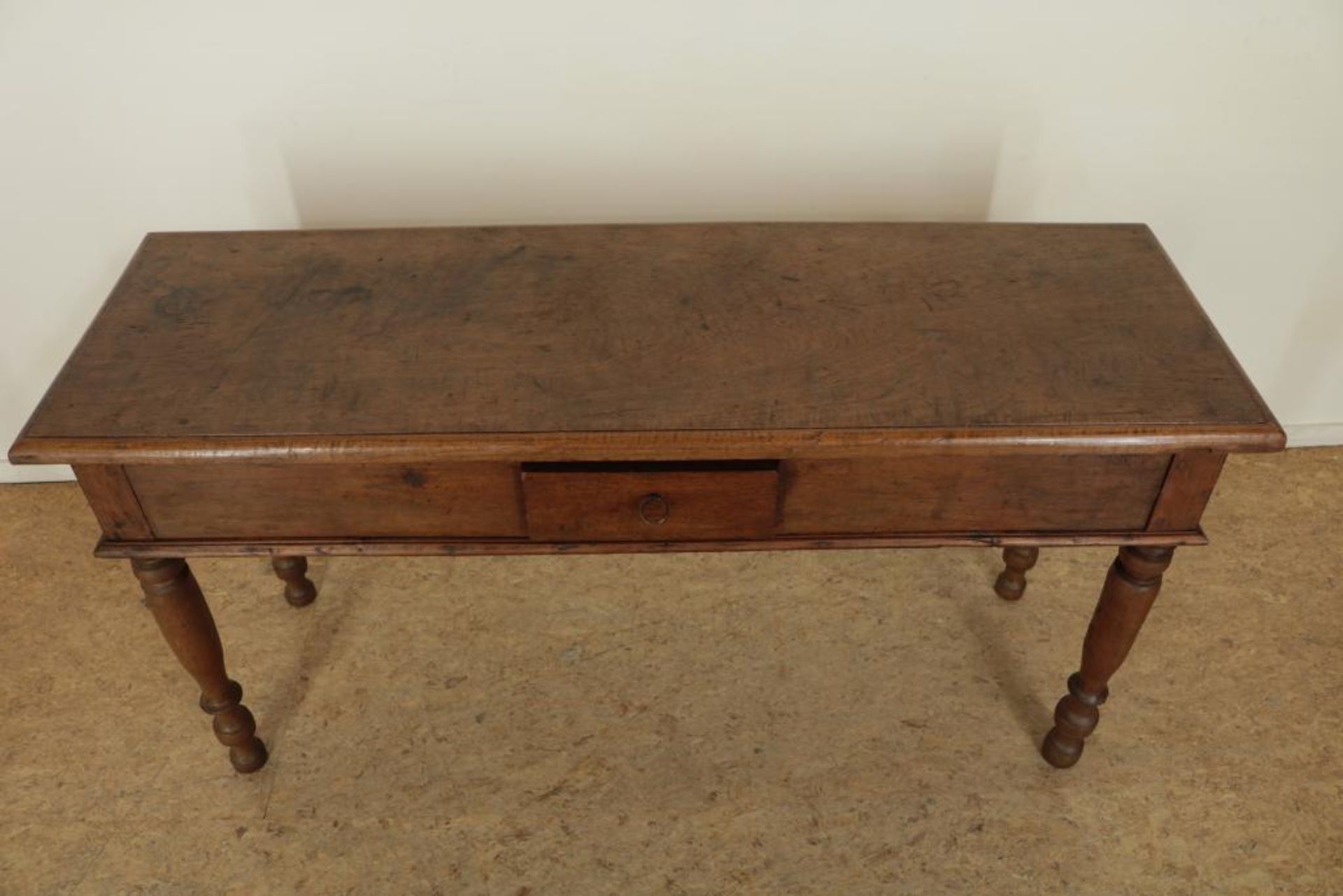 Eiken side table, met 1 lade, 18e eeuw, h. 75 br. 149 d. 49 cm. - Bild 2 aus 3