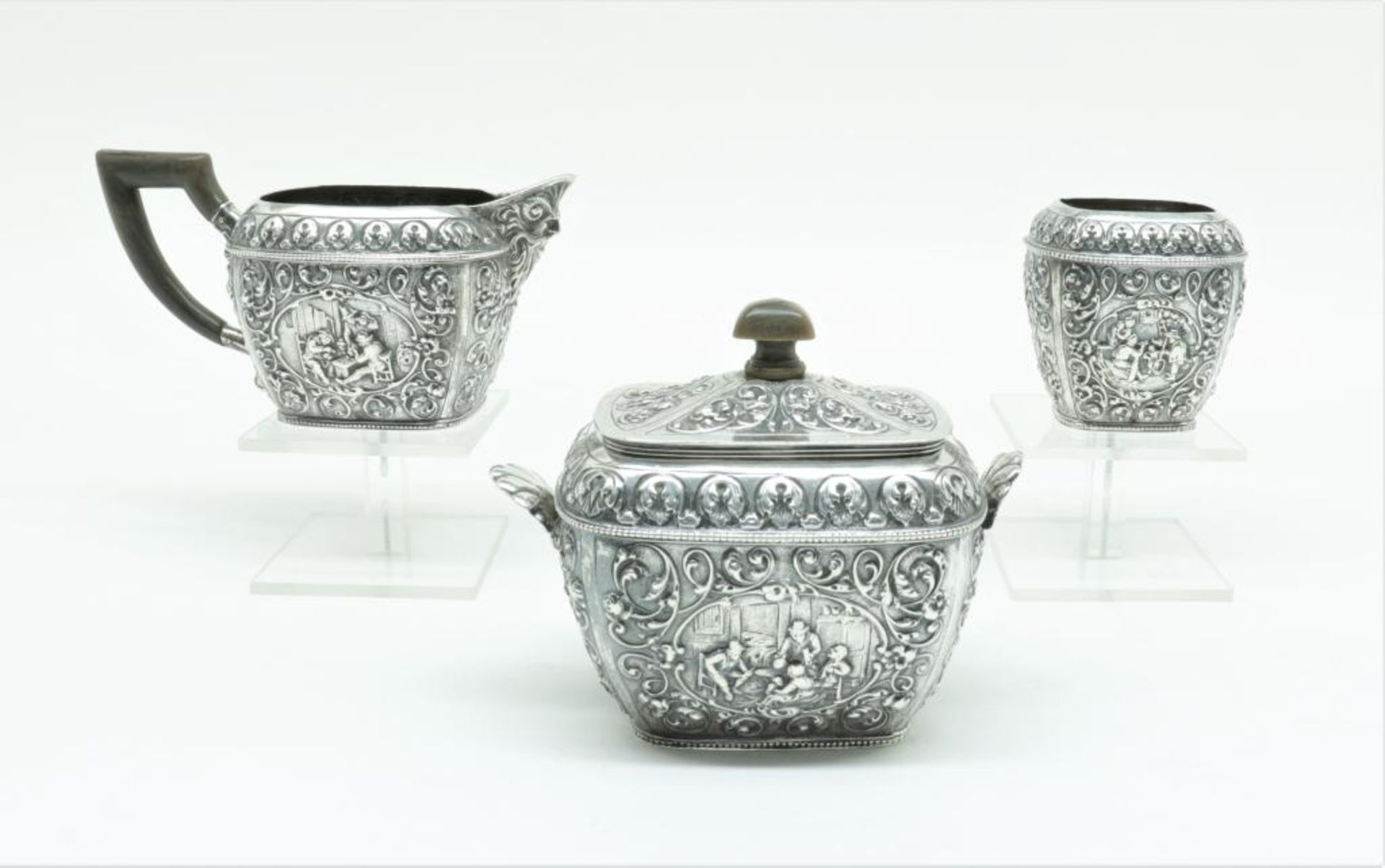 Een driedelige zilveren roomset met Oud-Hollands taferelen, mt Schoorl/firma Dahlia, Amsterdam, jl