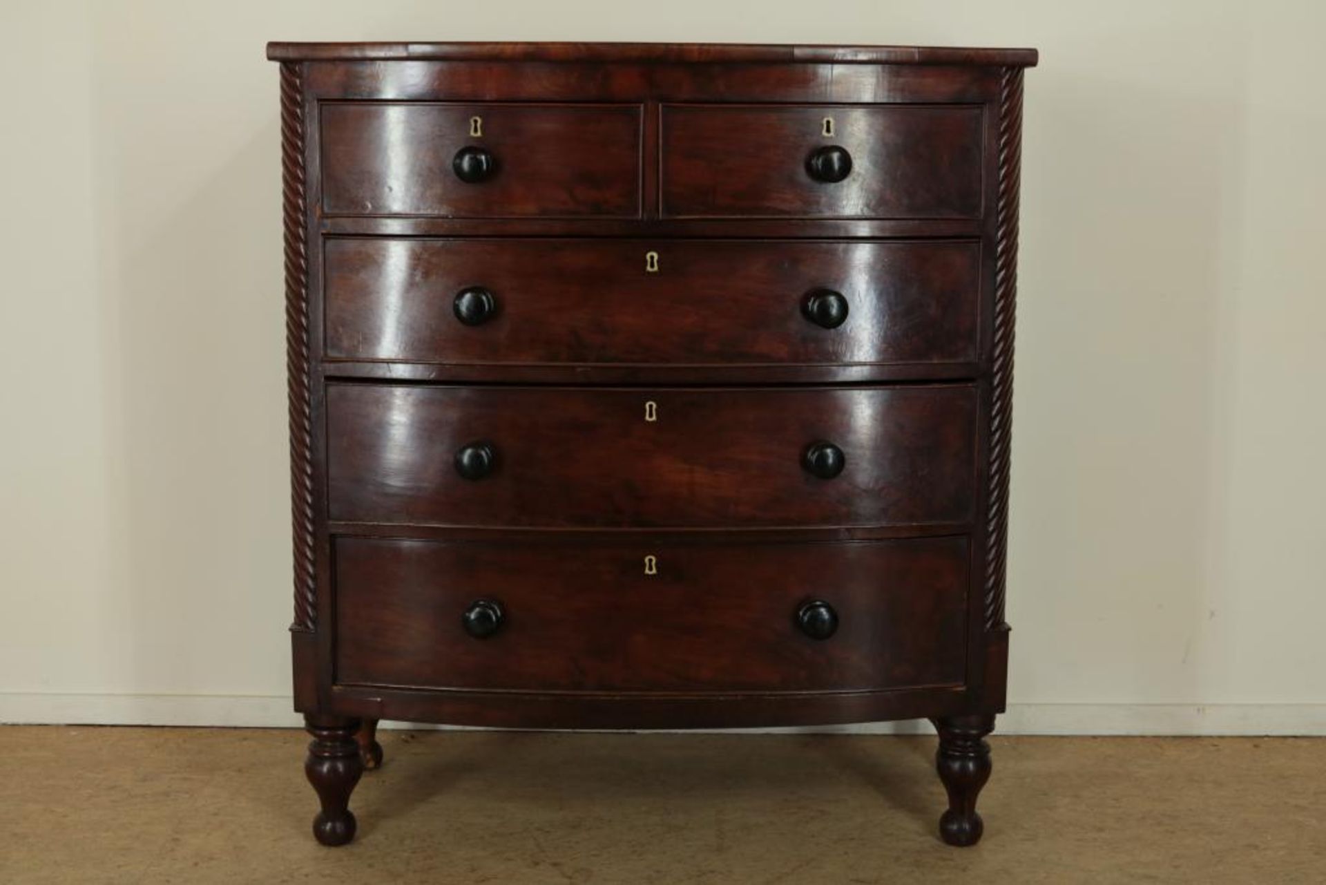 Mahonie Victorian commode met 5 laden rustend op bolpoten, Engeland 19e eeuw, h. 120 br. 108 d. 53