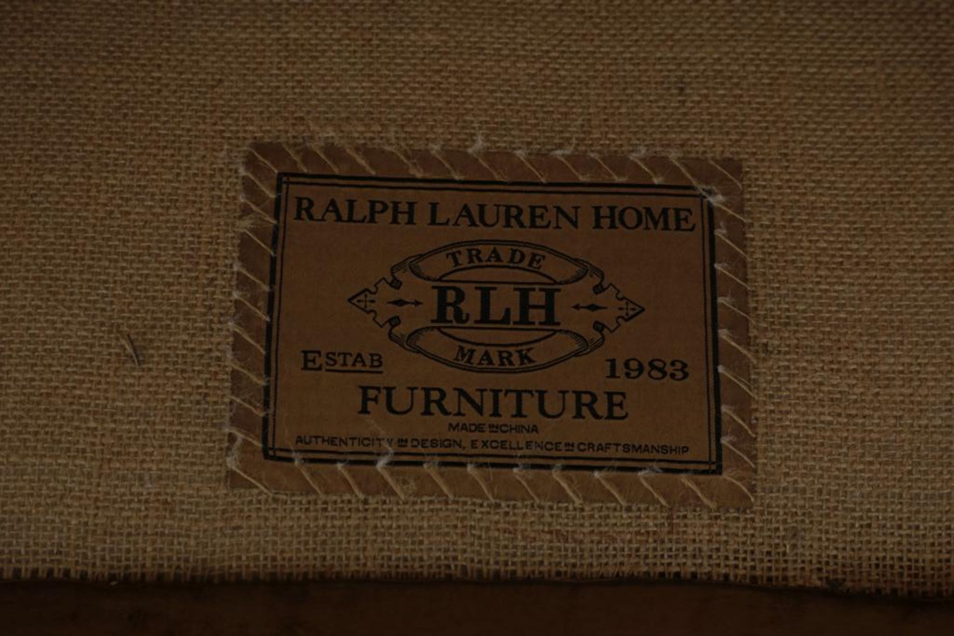 Bruinlederen oorfauteuil met koperen siernagels afgezet, etiket Ralph Lauren Home Furniture. - Bild 4 aus 4