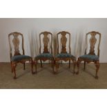 Serie van 4 Chippendale-stijl stoelen met gestoken rugleuning en blauw velourse zitting.