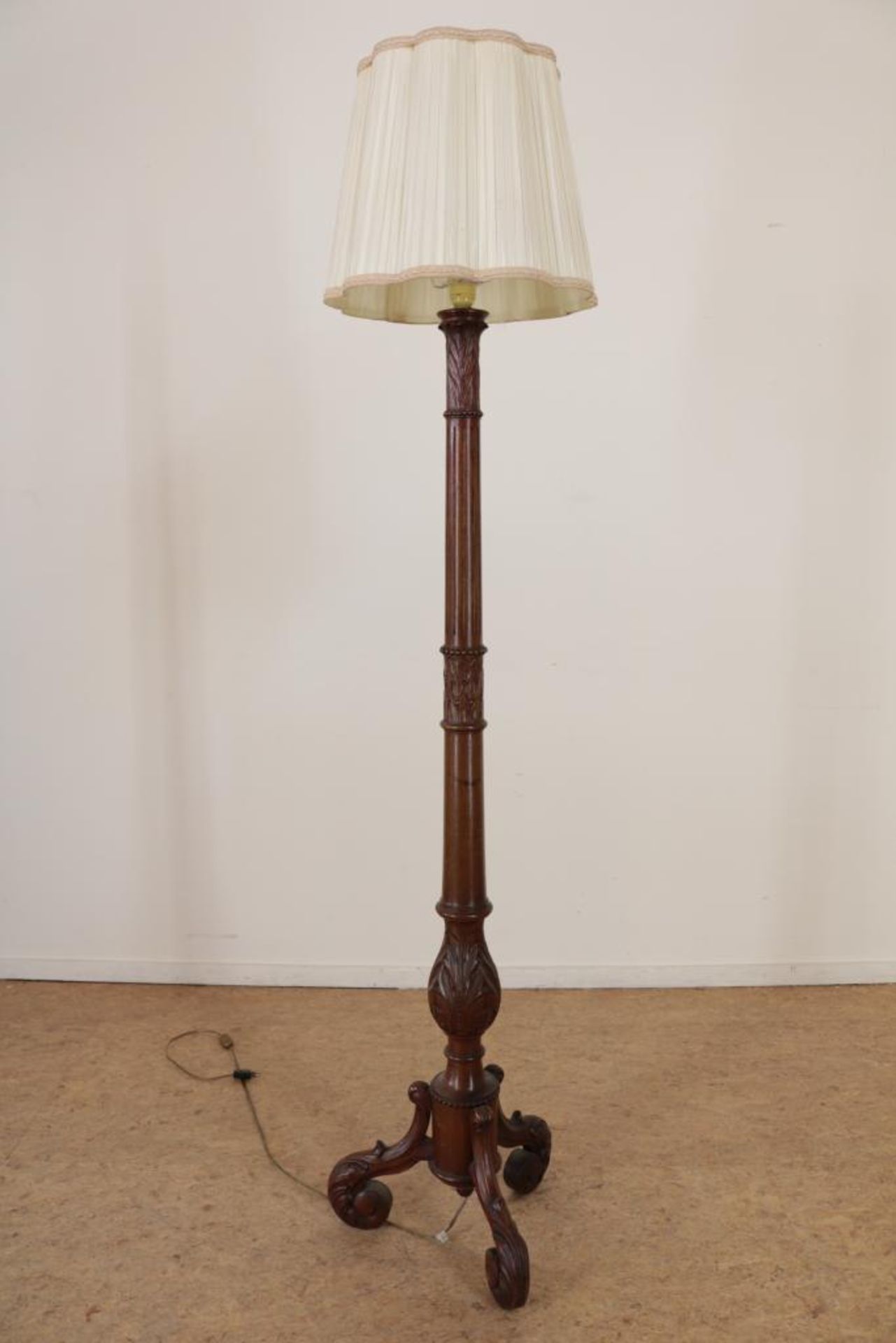 Mahonie staande schemerlamp met gestoken bladmotieven en stoffen kap, h. 186 cm.