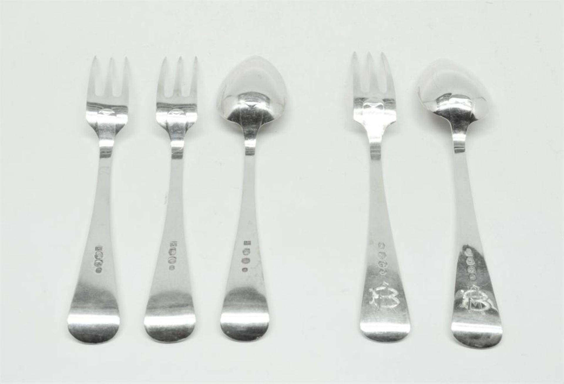 16 zilveren lunchcouverts en 1 extra vork, Haags lofje met hart filet en monogram, mt Gerritsen en - Bild 3 aus 4