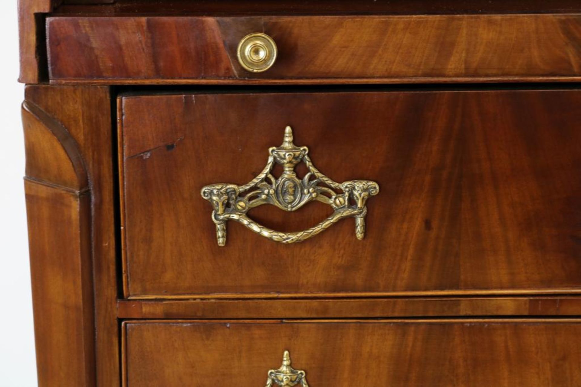 Mahonie Louis XVI topbureau bekroond met timpaan waarin gestoken strikmotieven, waaronder - Bild 5 aus 5