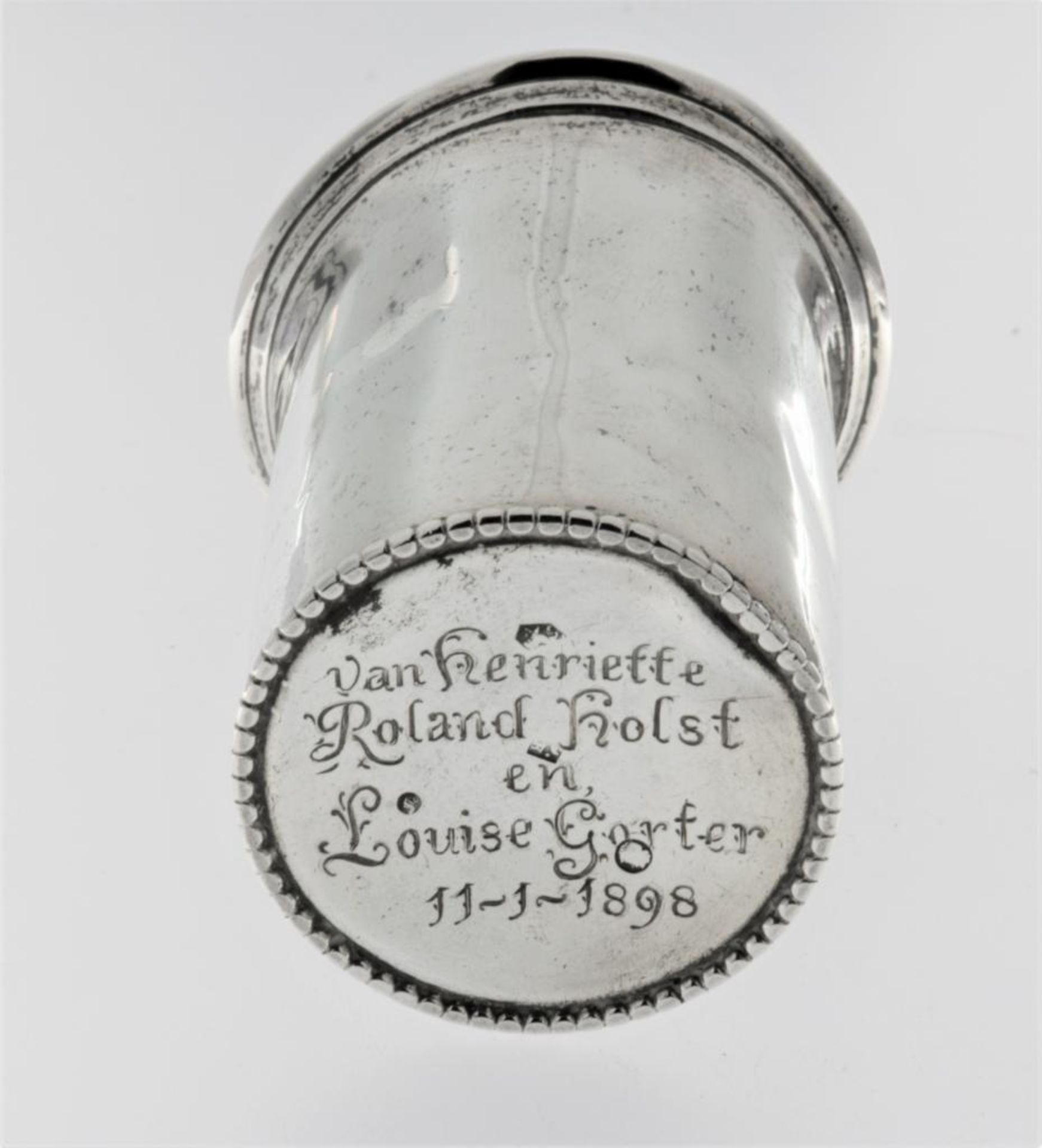 Een zilveren doopbeker met inscriptie 'Henriette Louise' en op de bodem 'Van Henriette Roland - Bild 3 aus 3