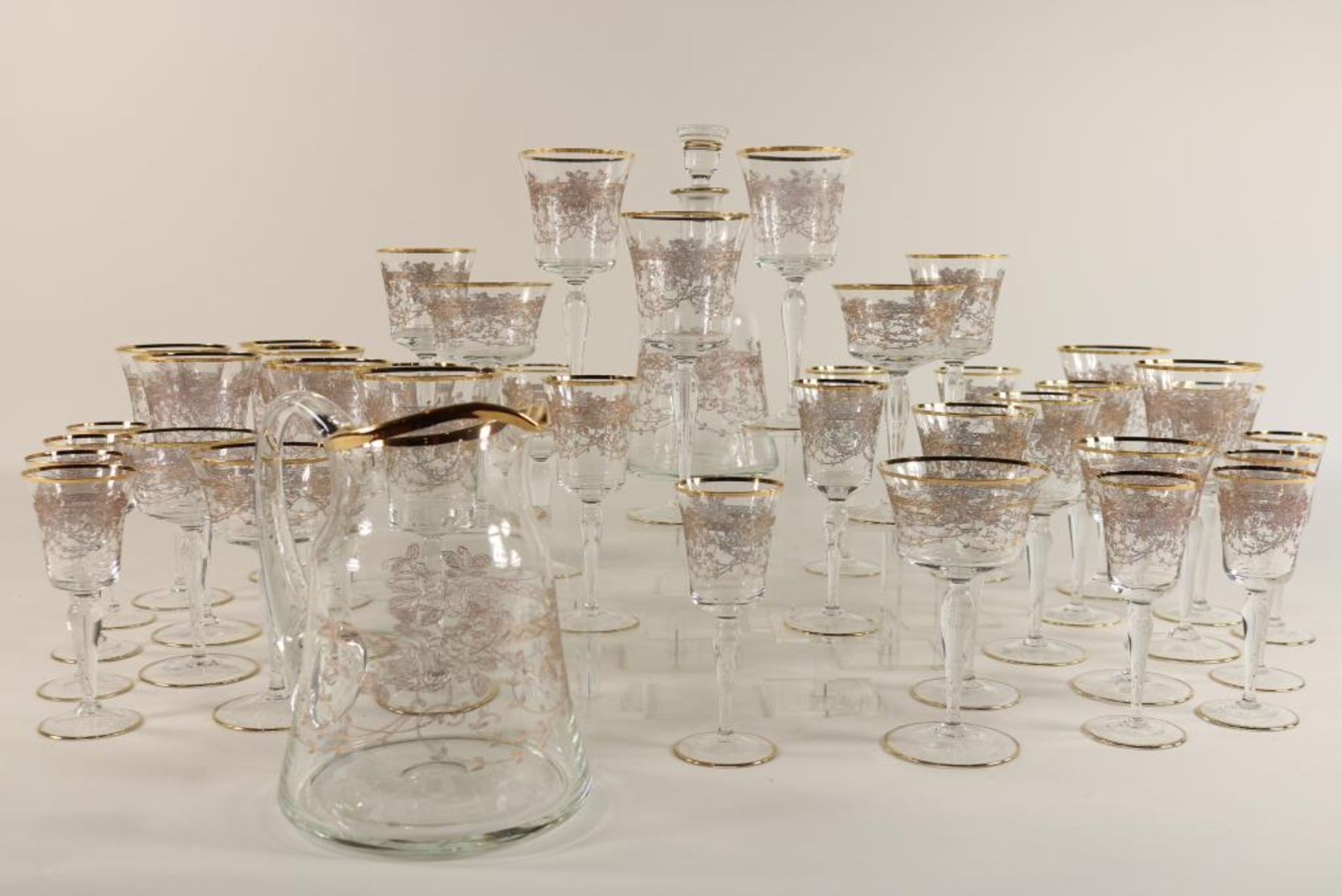 Lot van 44 kristallen glazen, w.o. water en wijnglazen met verguld decor, rand en voet, stopkaraf en