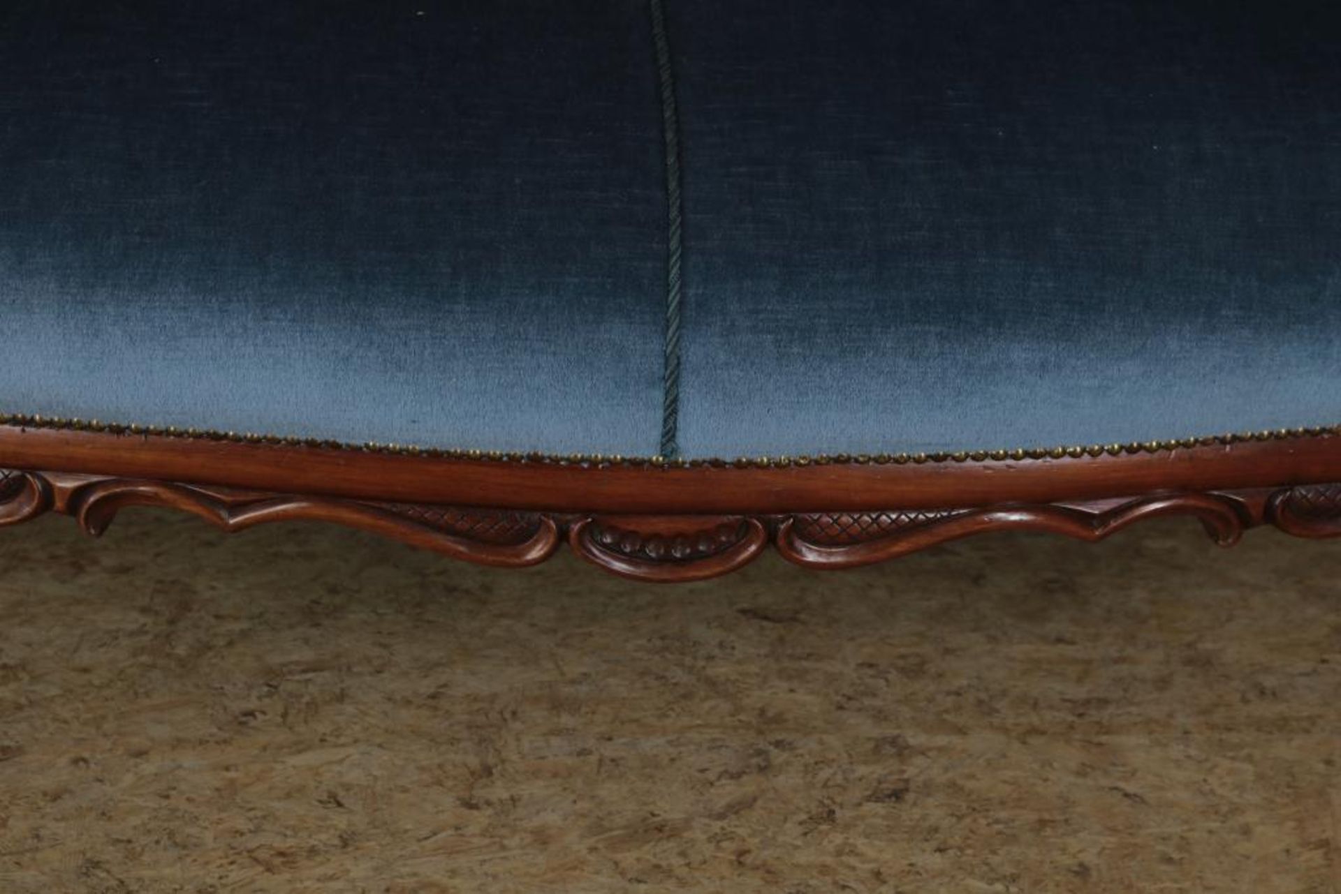 Mahonie Biedermeier bank met gestoken rugleuning en blauw velourse bekleding, 19e eeuw, h. 128, - Bild 4 aus 5