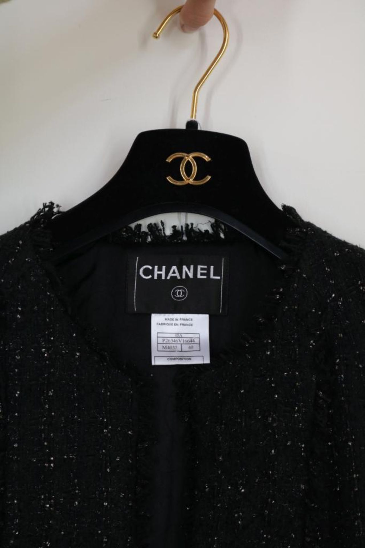 Zwart Chanel tweed mantelpak bestaande uit jasje afgezet met rafels, en Chanel knopen en kokerrokje, - Bild 5 aus 5
