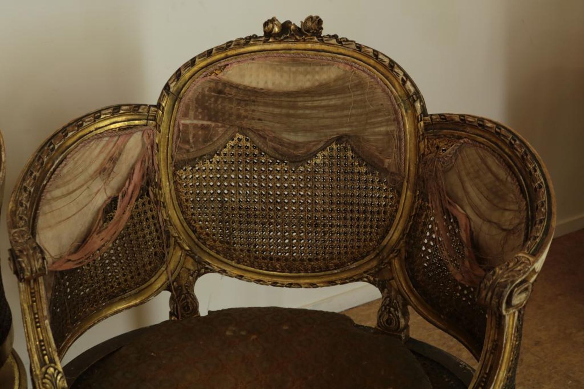 3-delen goudlak houten gestoken Louis XVI salongarnituur versierd met bloemmotieven, met rotan - Bild 3 aus 5