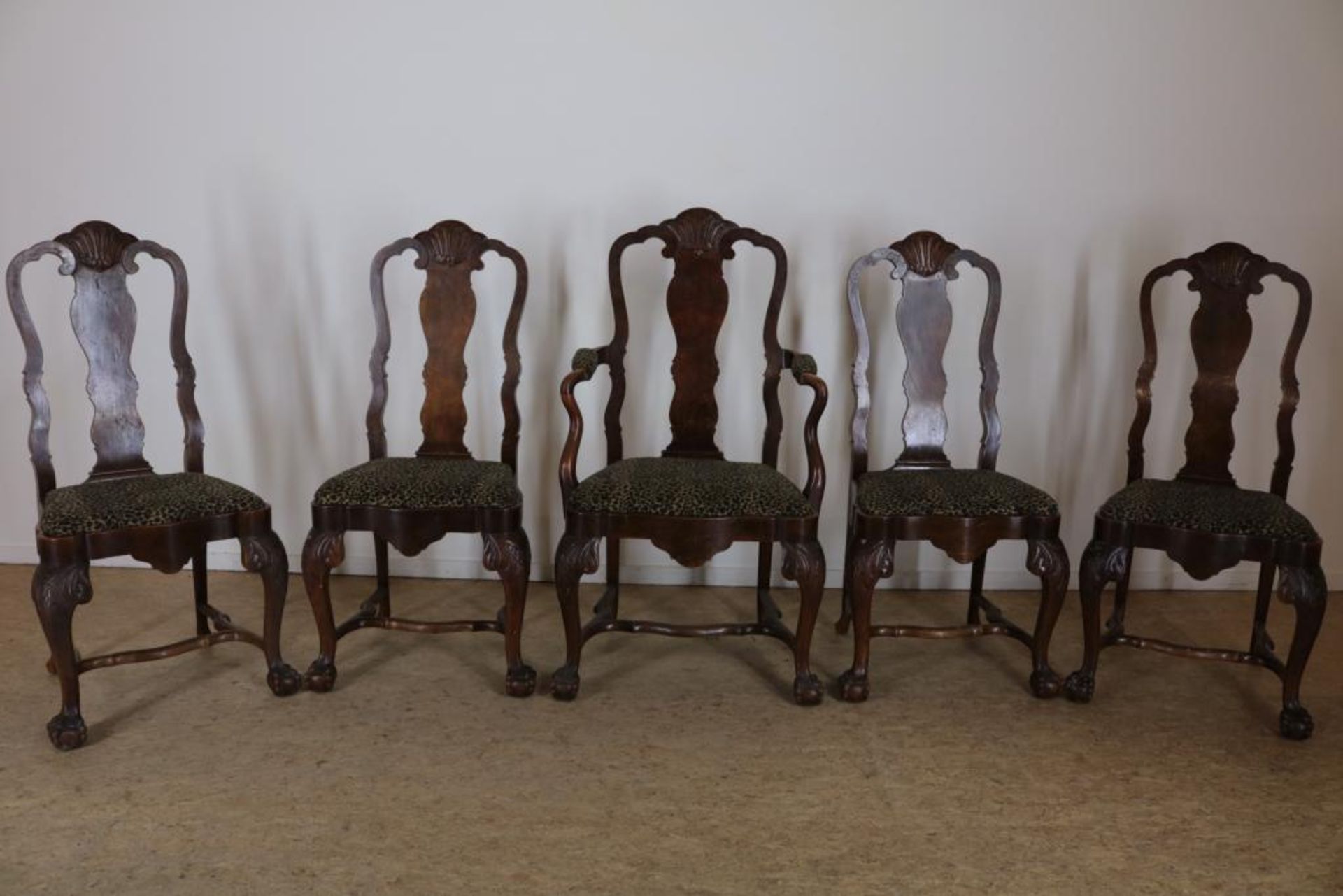 Serie van 5 noten Chippendale-stijl stoelen, w.o. 1 armstoel met schelpmotieven en tijgerprint
