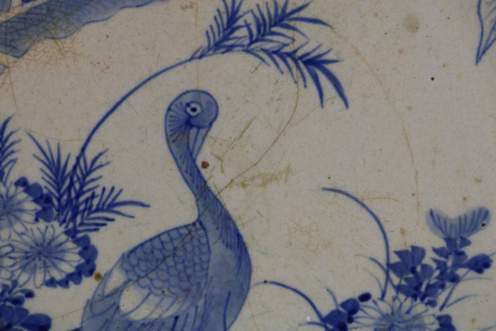 Porseleinen schotel met decor van kraanvogel bij rotspartij, Japan Meiji periode ca. 1900, diam. - Bild 2 aus 3