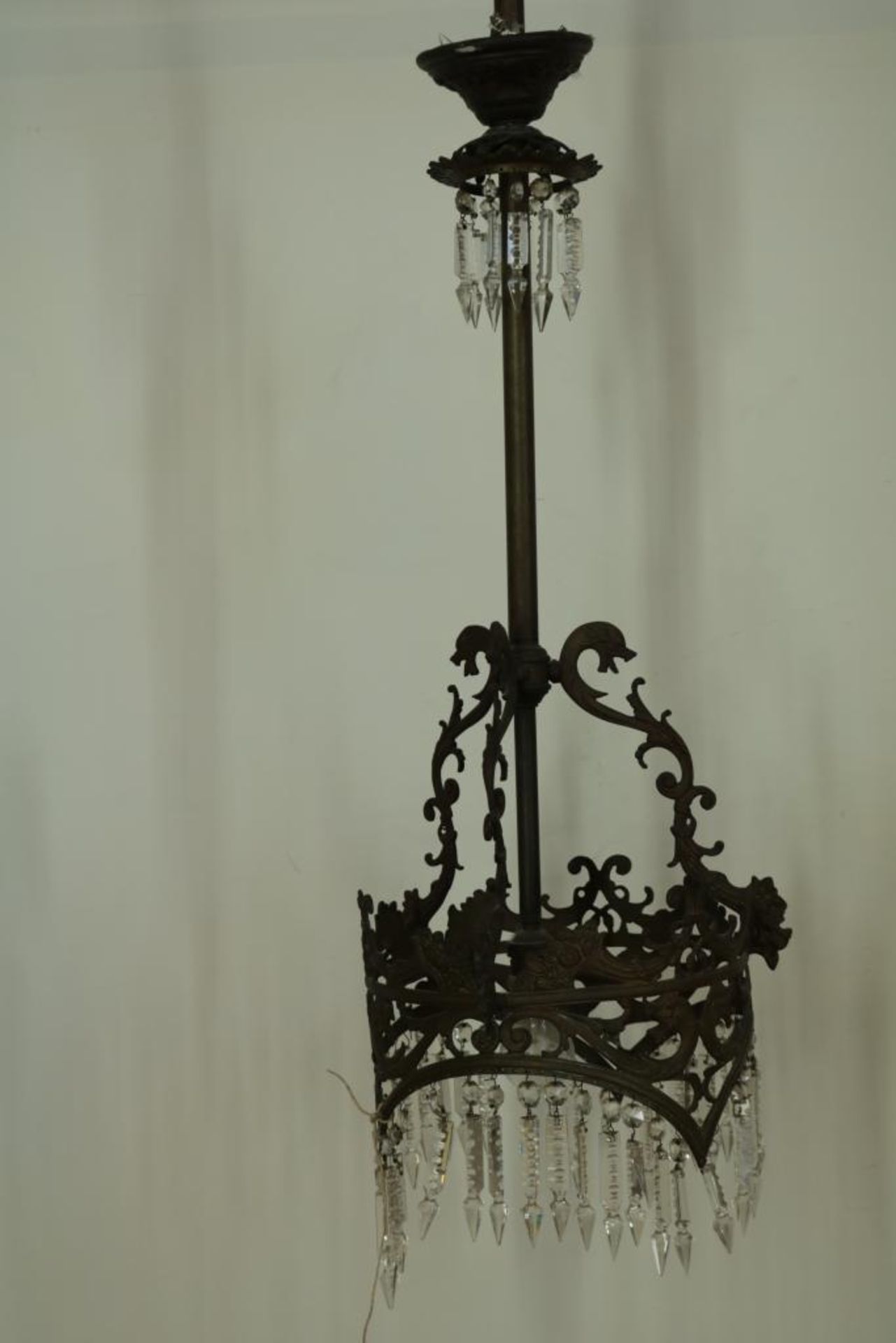 Bronzen 1-lichts hangkroon met kristallen pegels, h. 110 cm.