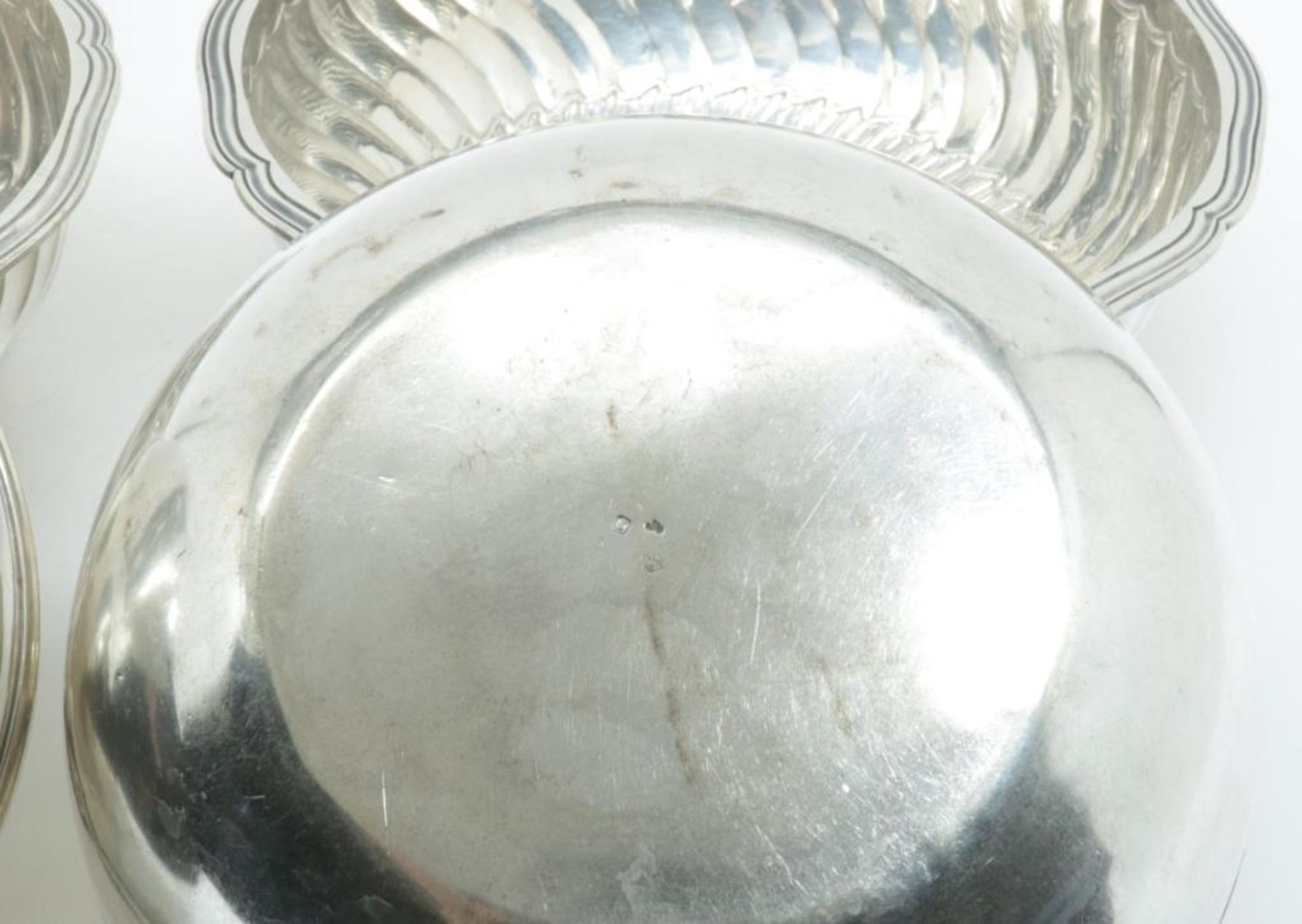 Twee zilveren dekselschalen met losse binnenbakken en verschillen dekselknoppen, Neo-Rococo, mt - Bild 5 aus 11