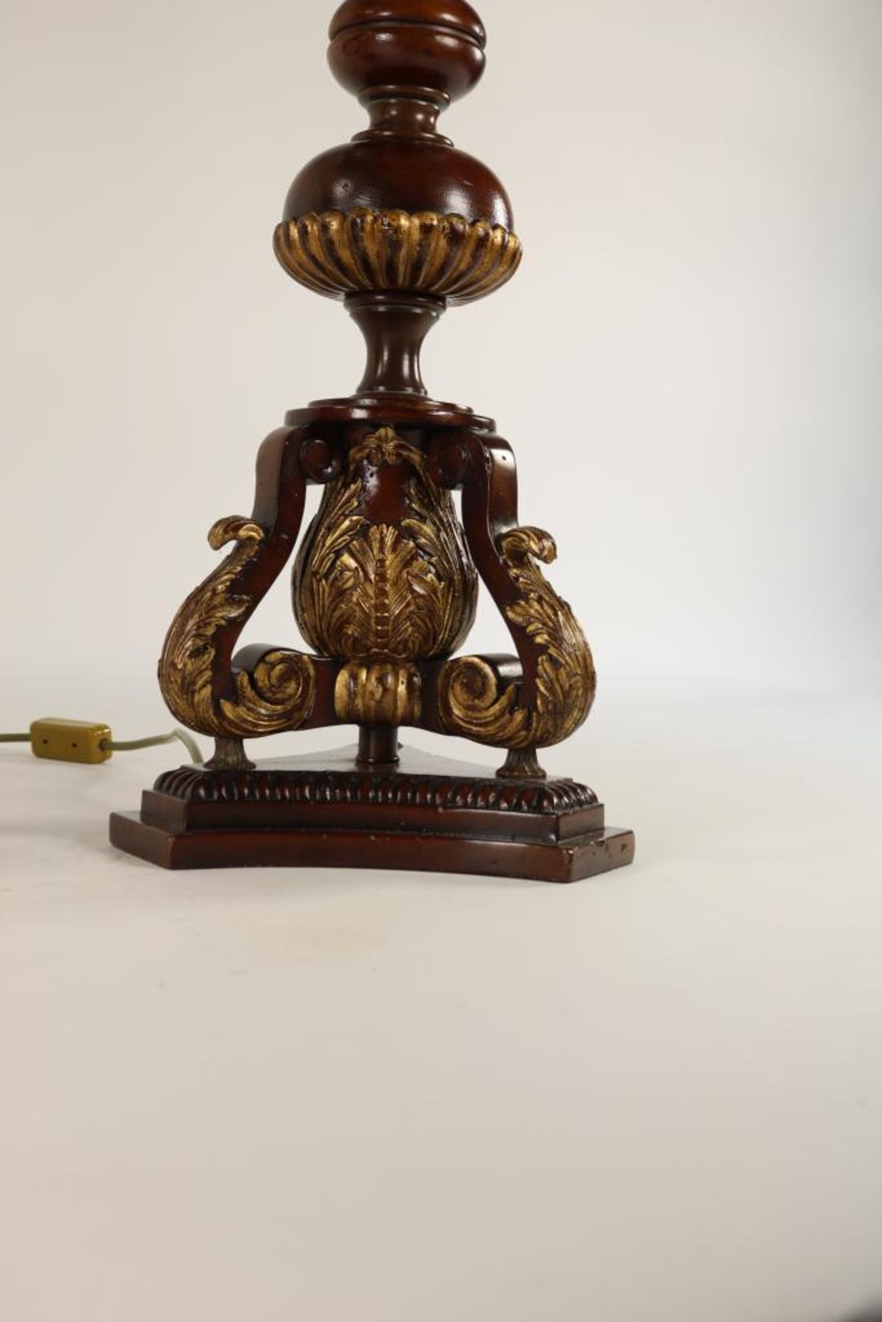Stel tafellampen op houten voet en stoffen kap, h. 90 cm. (herkomst: Theodore Alexander) - Bild 3 aus 3