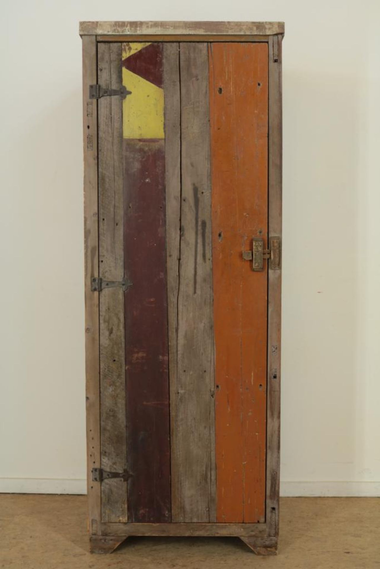 Beschilderde steigerhouten kast met een paneeldeur, in de stijl van Piet Hein Eek, h. 161, br. 60,