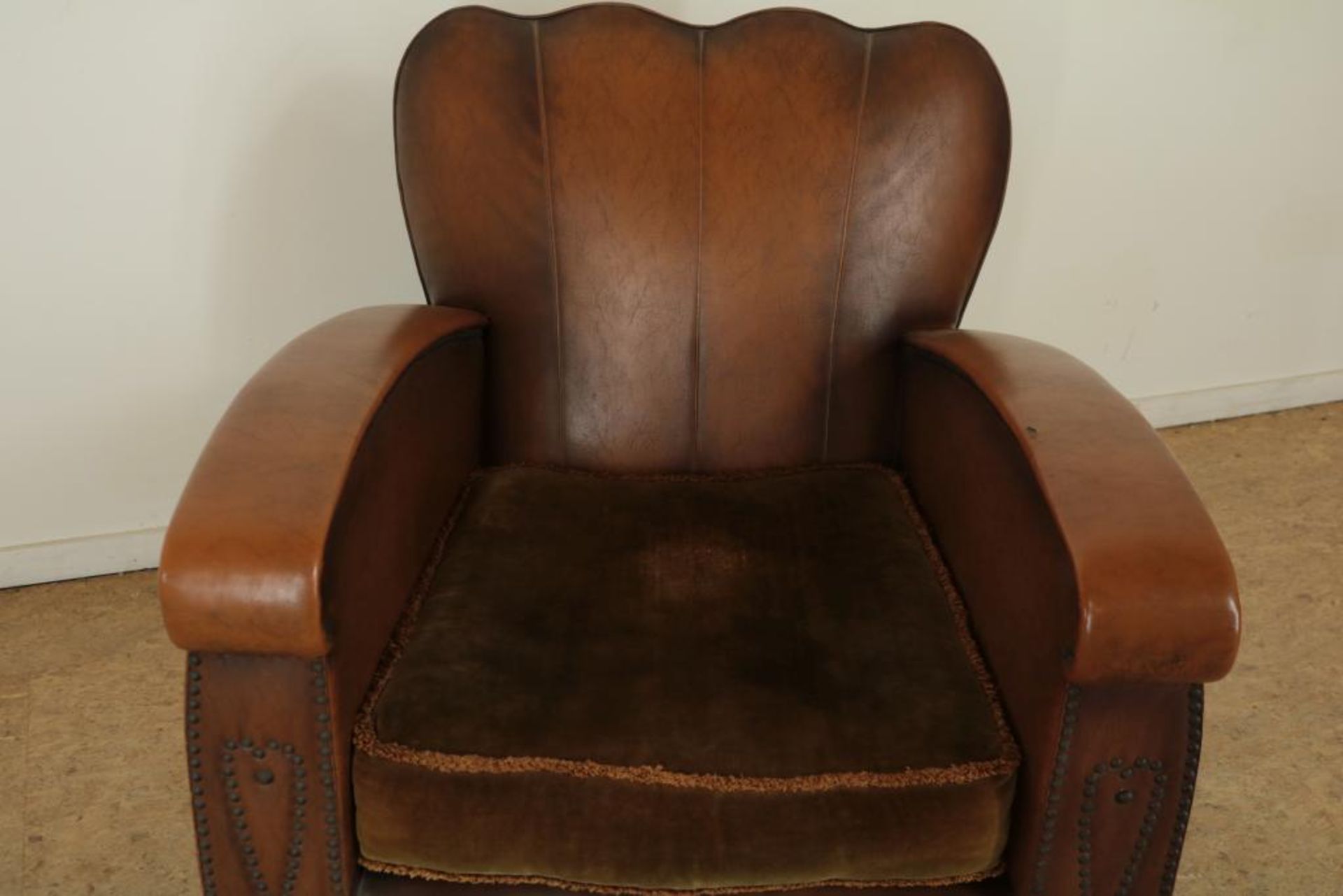 Bruinlederen Art Deco dames fauteuil met groen velourse kussen. - Bild 2 aus 3